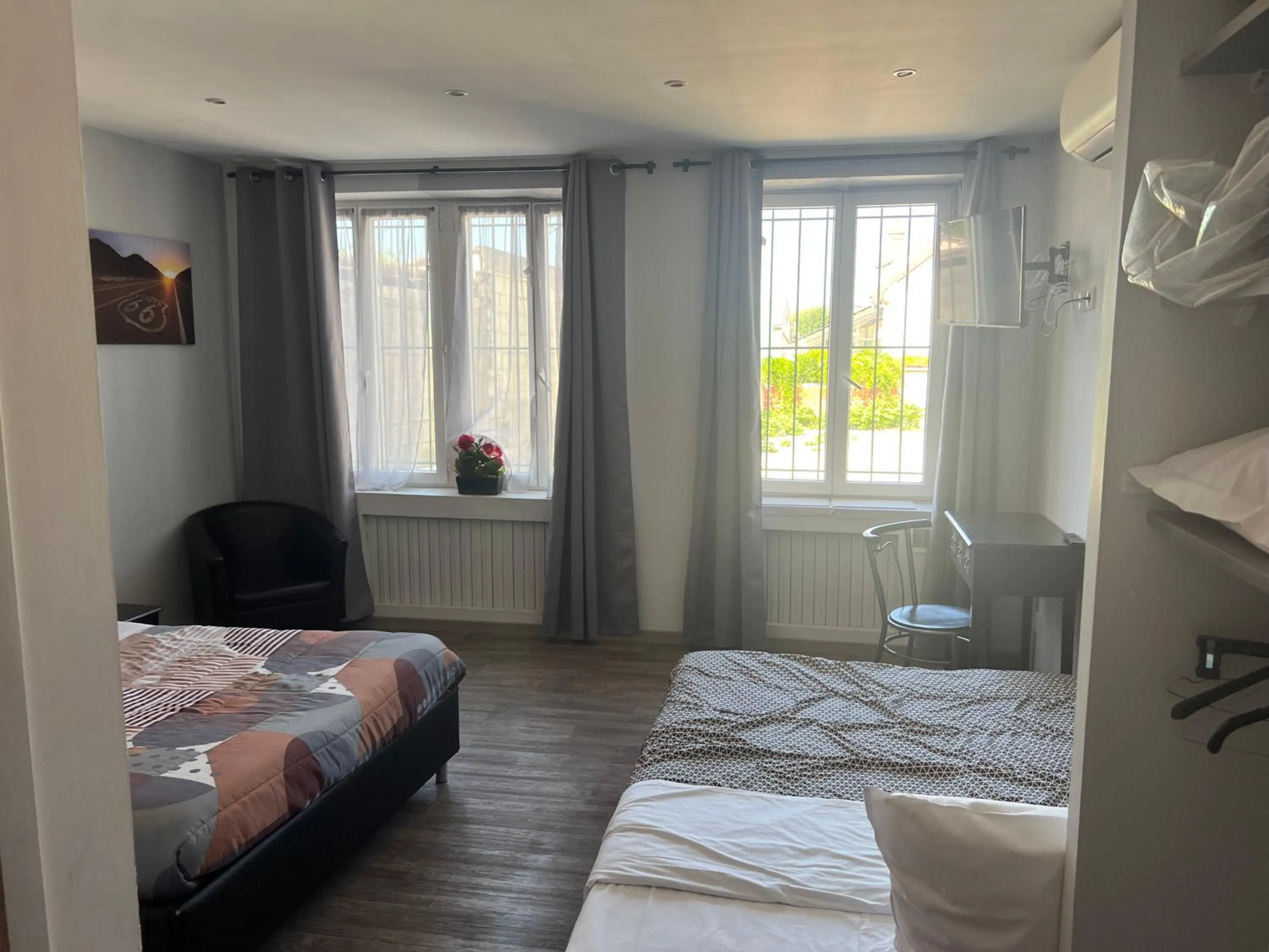 Photo of the whole room, Bed in Hôtel des 2 Gares