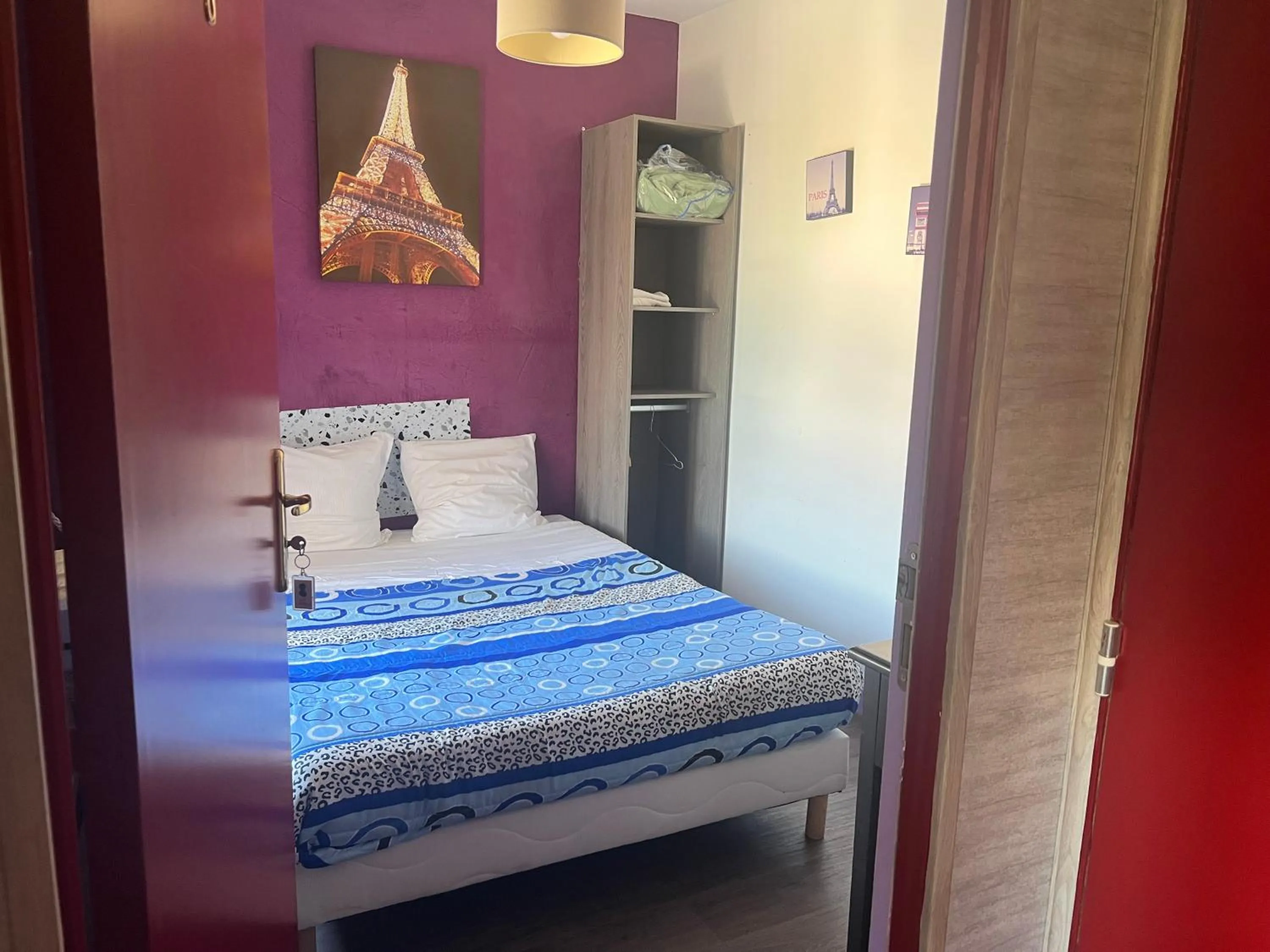 Photo of the whole room, Bed in Hôtel des 2 Gares