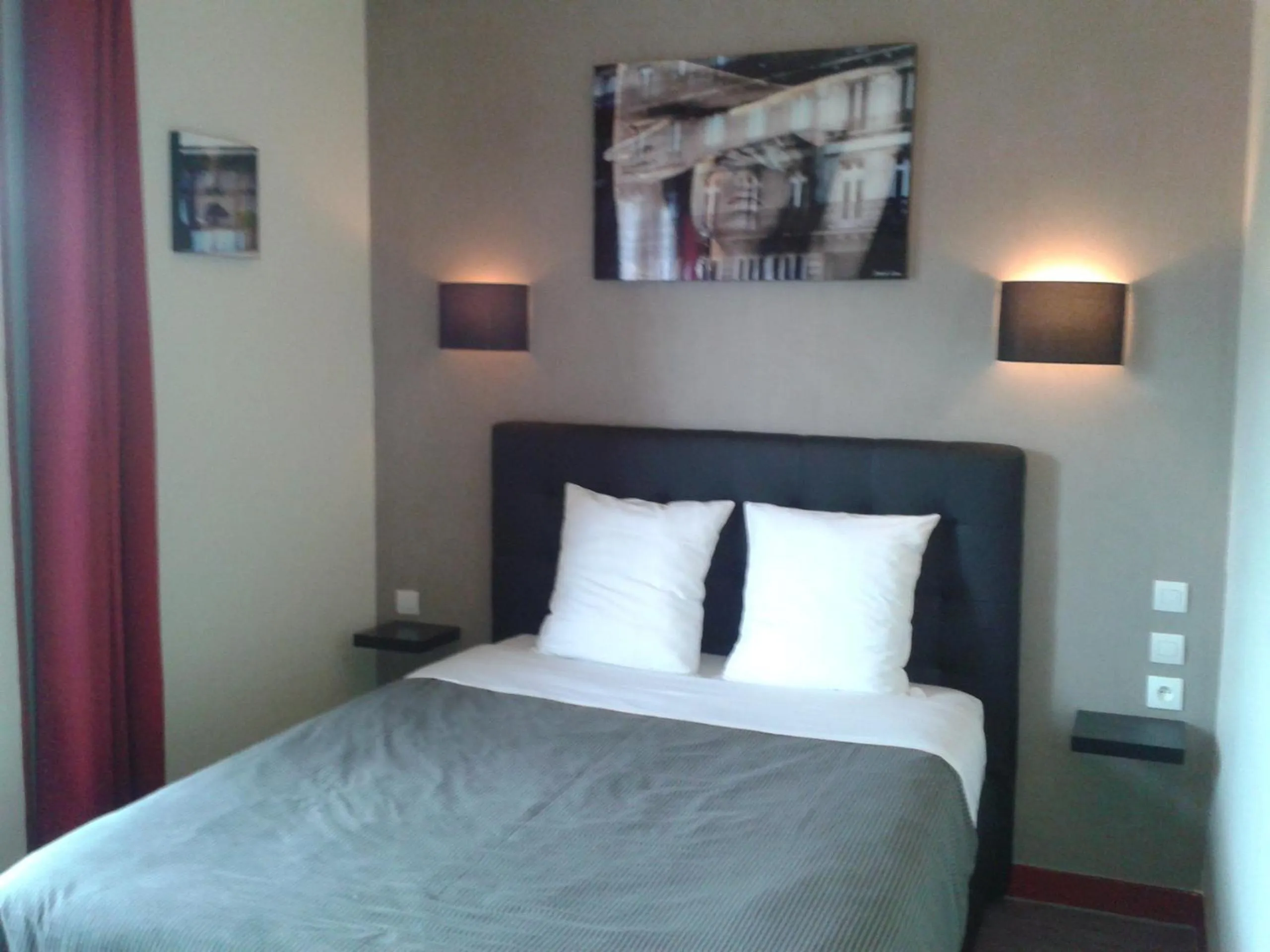 Shower, Bed in Hôtel des 2 Gares