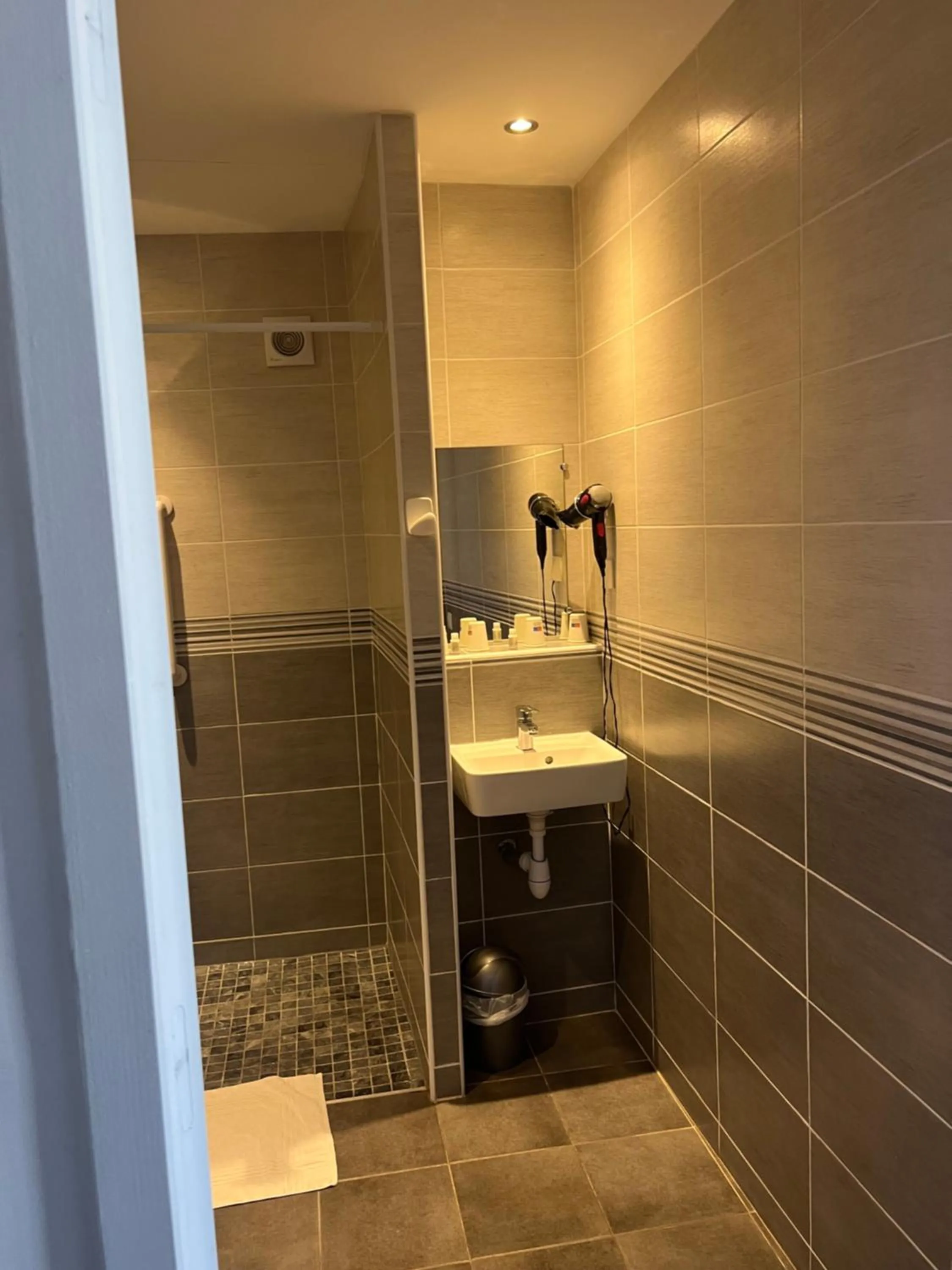 Shower in Hôtel des 2 Gares