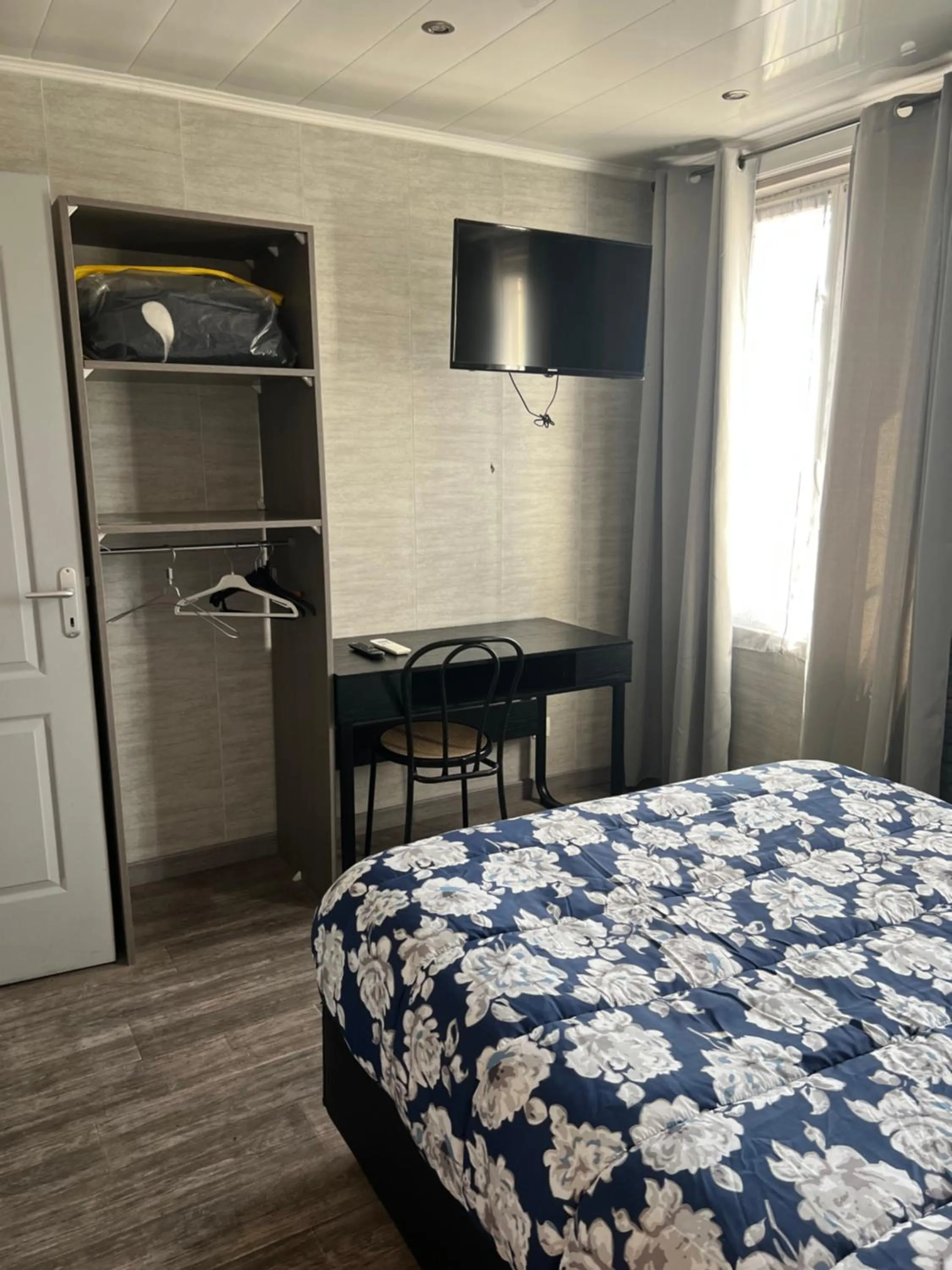 Photo of the whole room, Bed in Hôtel des 2 Gares