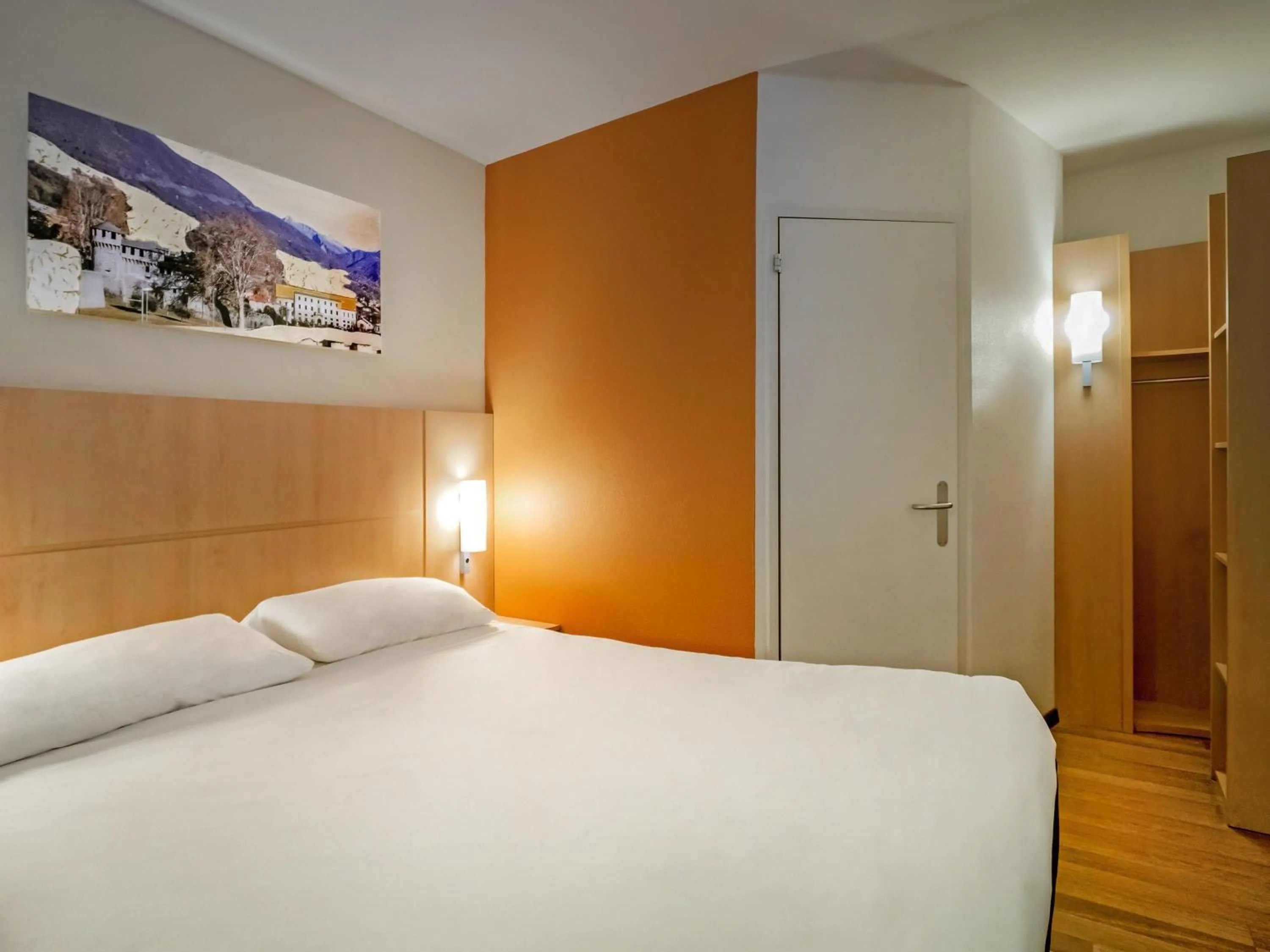 Bedroom, Bed in ibis Locarno