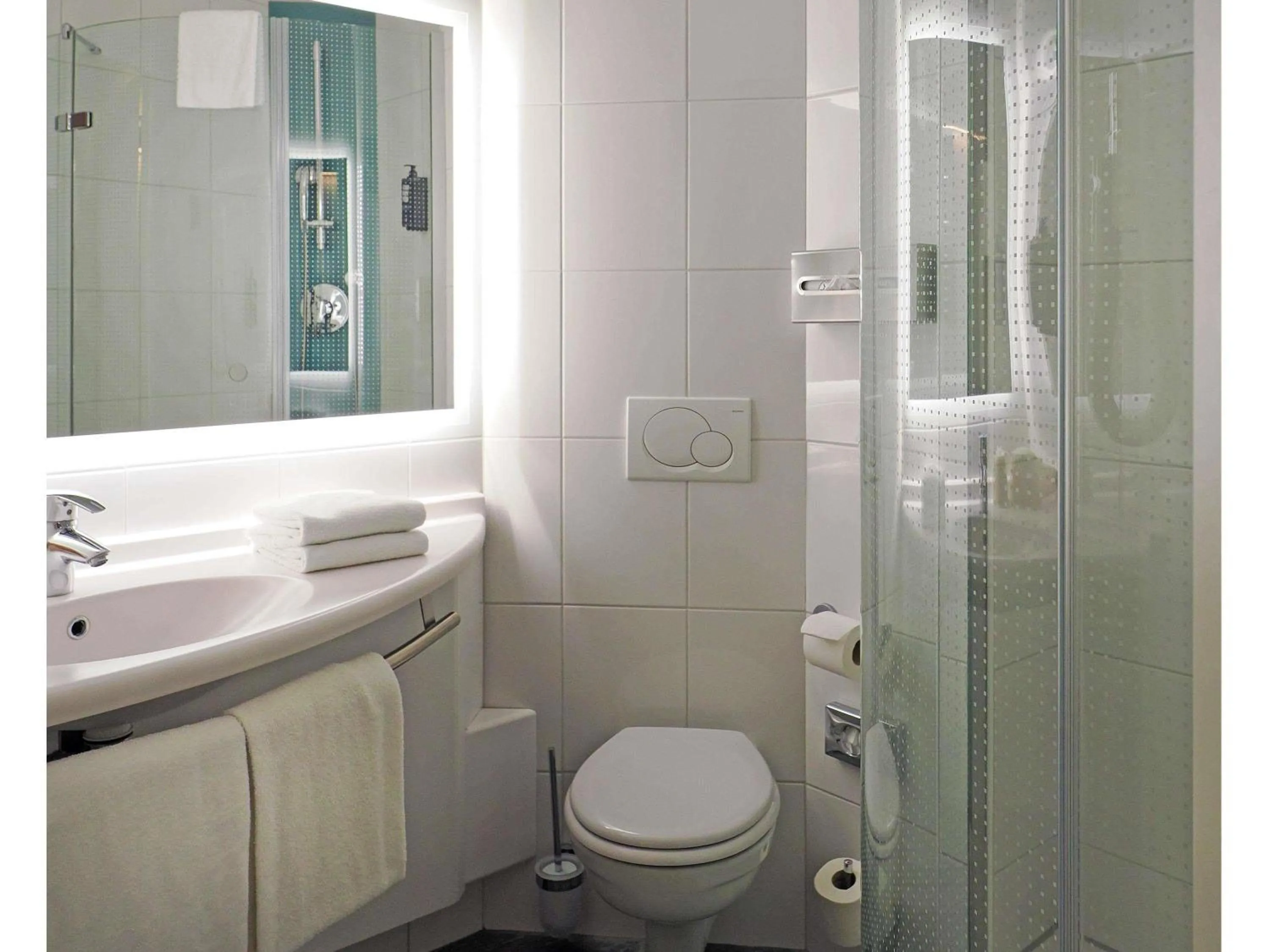 Bedroom in ibis Locarno