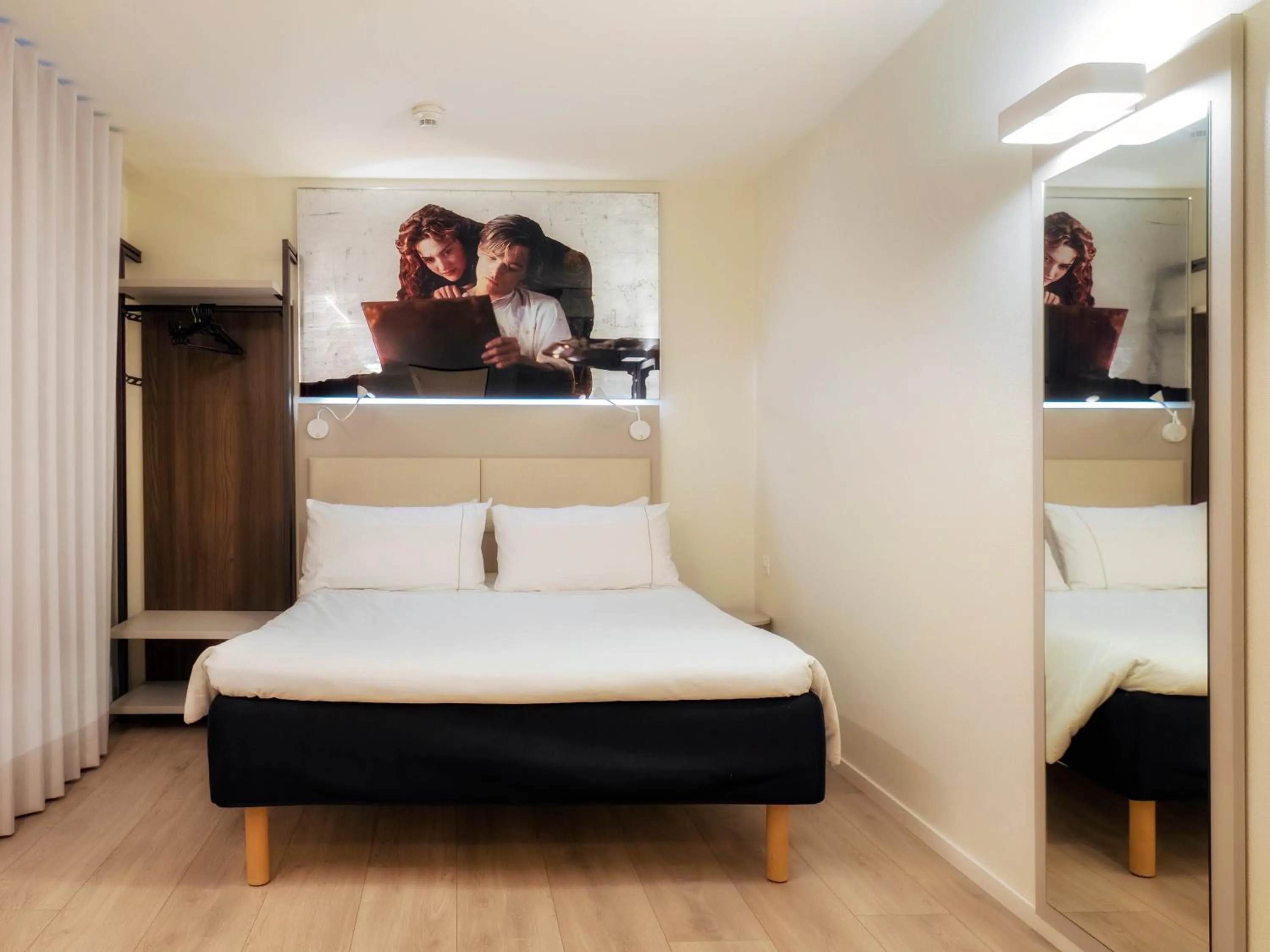 Facility for disabled guests, Bed in ibis Locarno