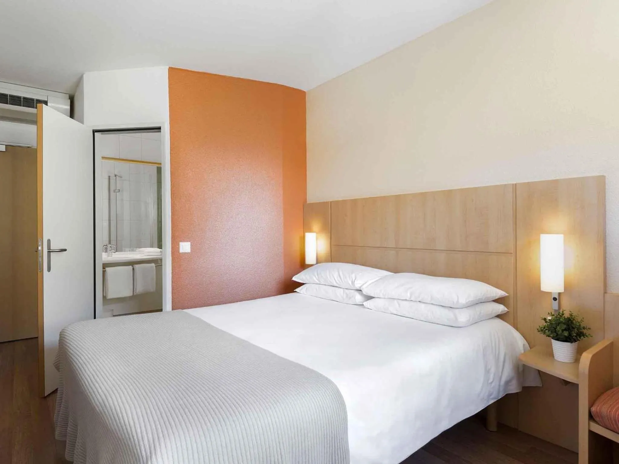 Bedroom, Bed in ibis Locarno