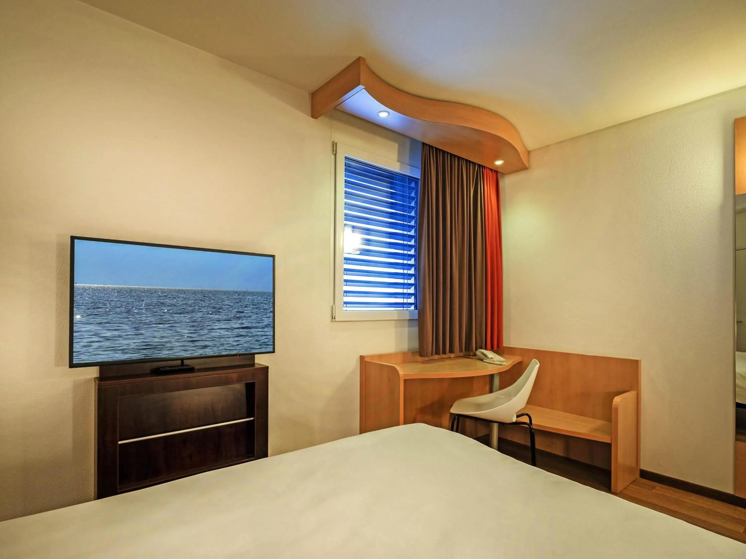 Bedroom, Bed in ibis Locarno