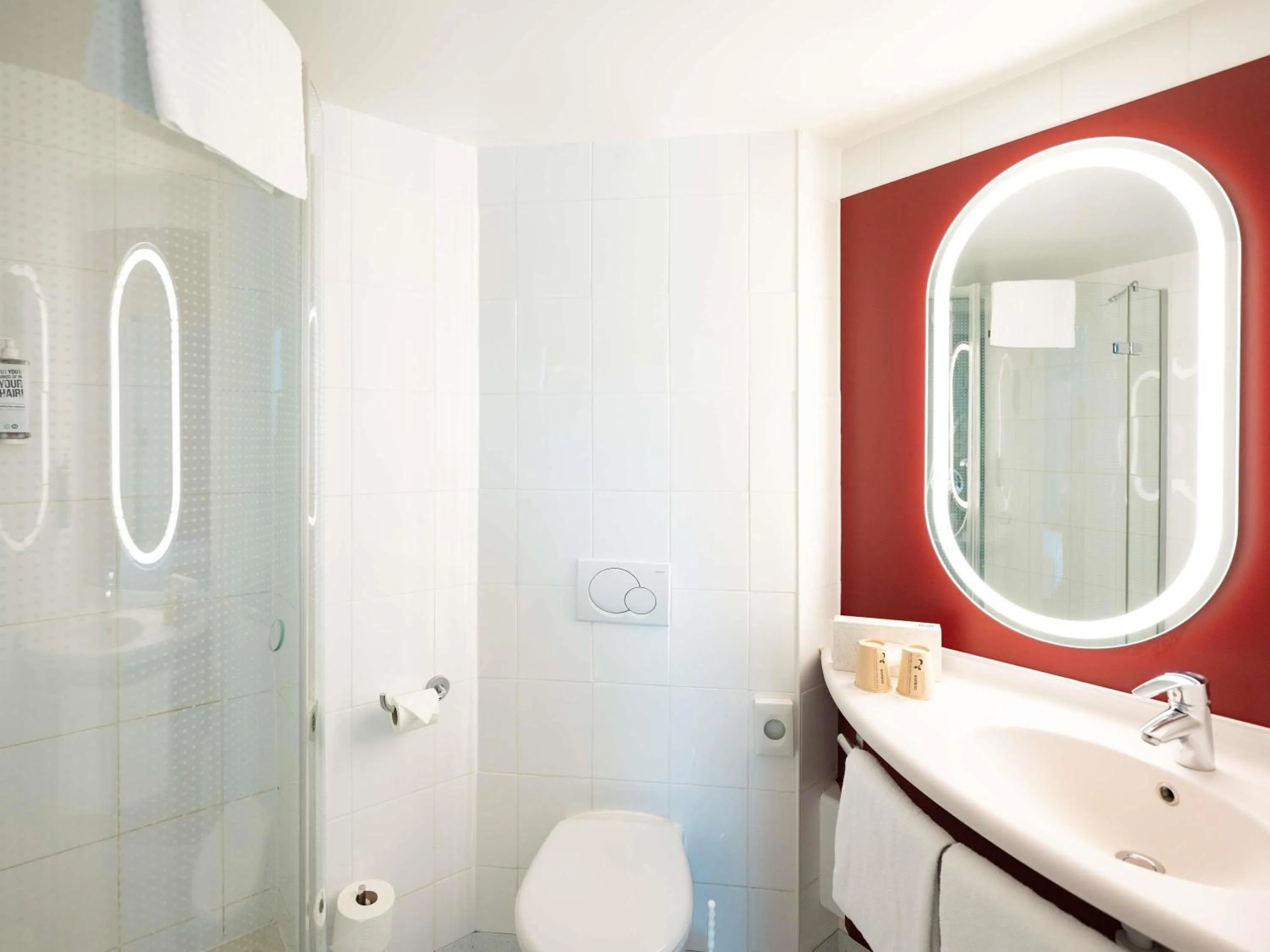 Bedroom in ibis Lausanne Centre