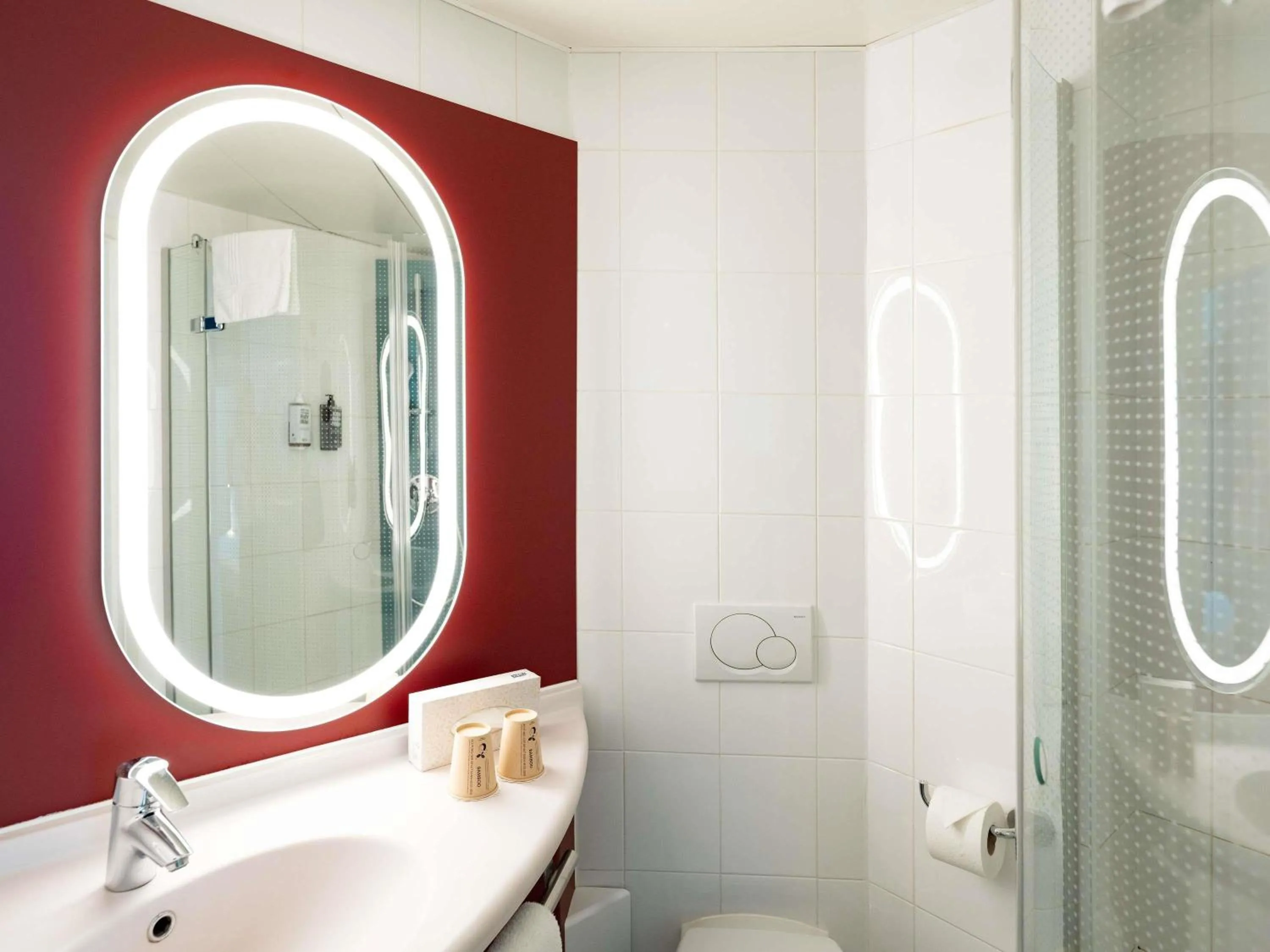 Bedroom in ibis Lausanne Centre