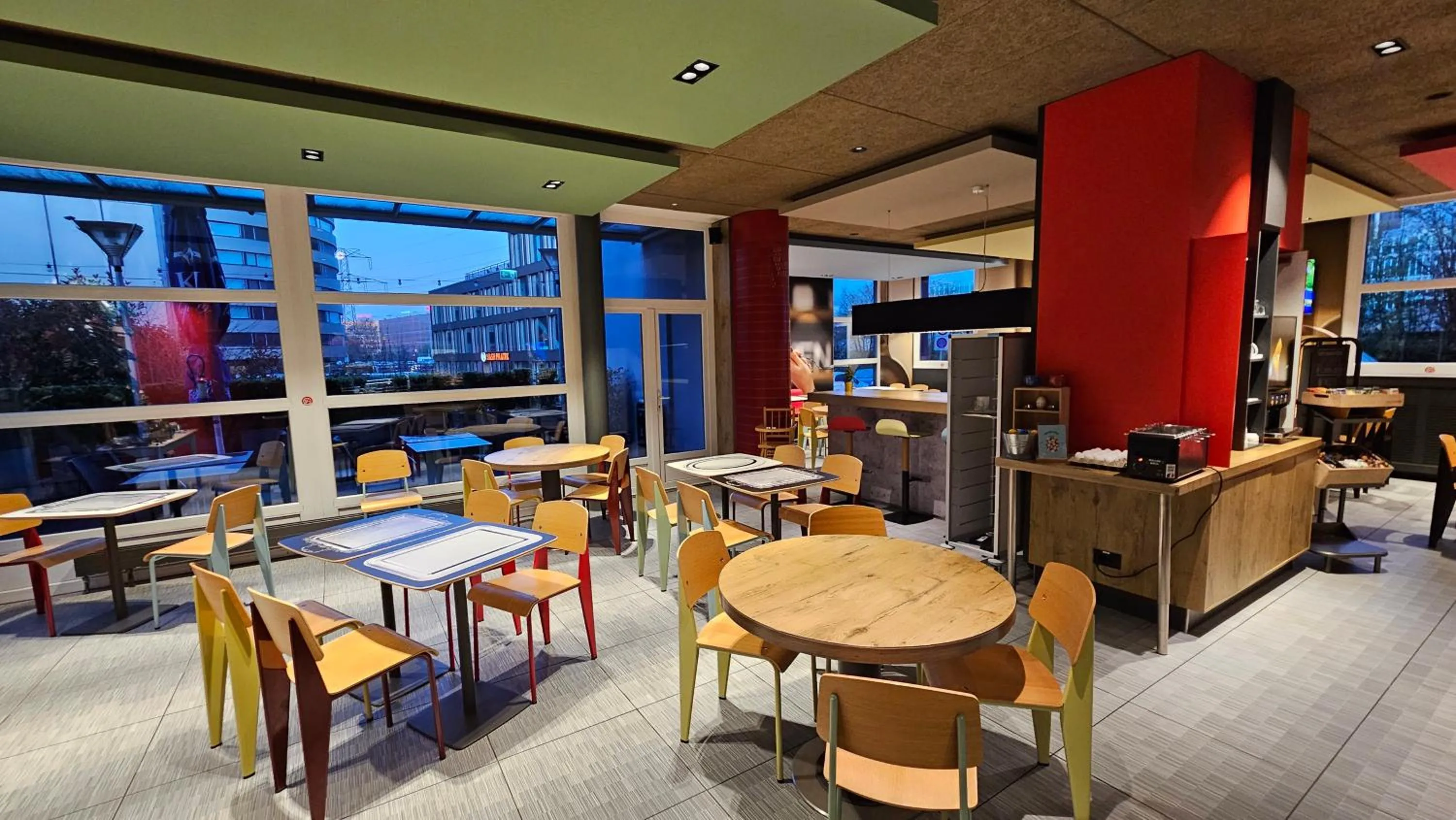 Restaurant/places to eat in ibis Genève Aéroport