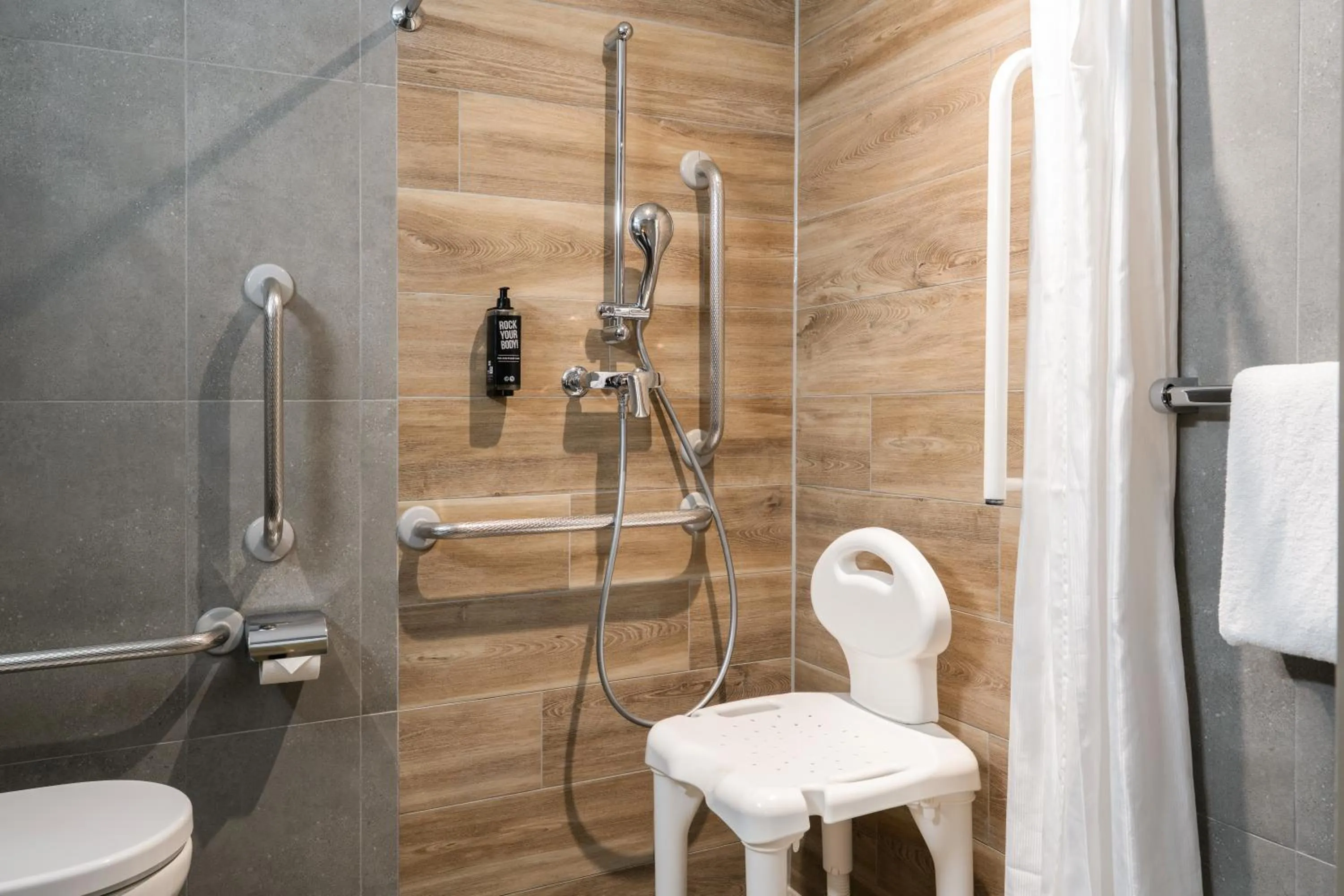 Shower in ibis Genève Aéroport