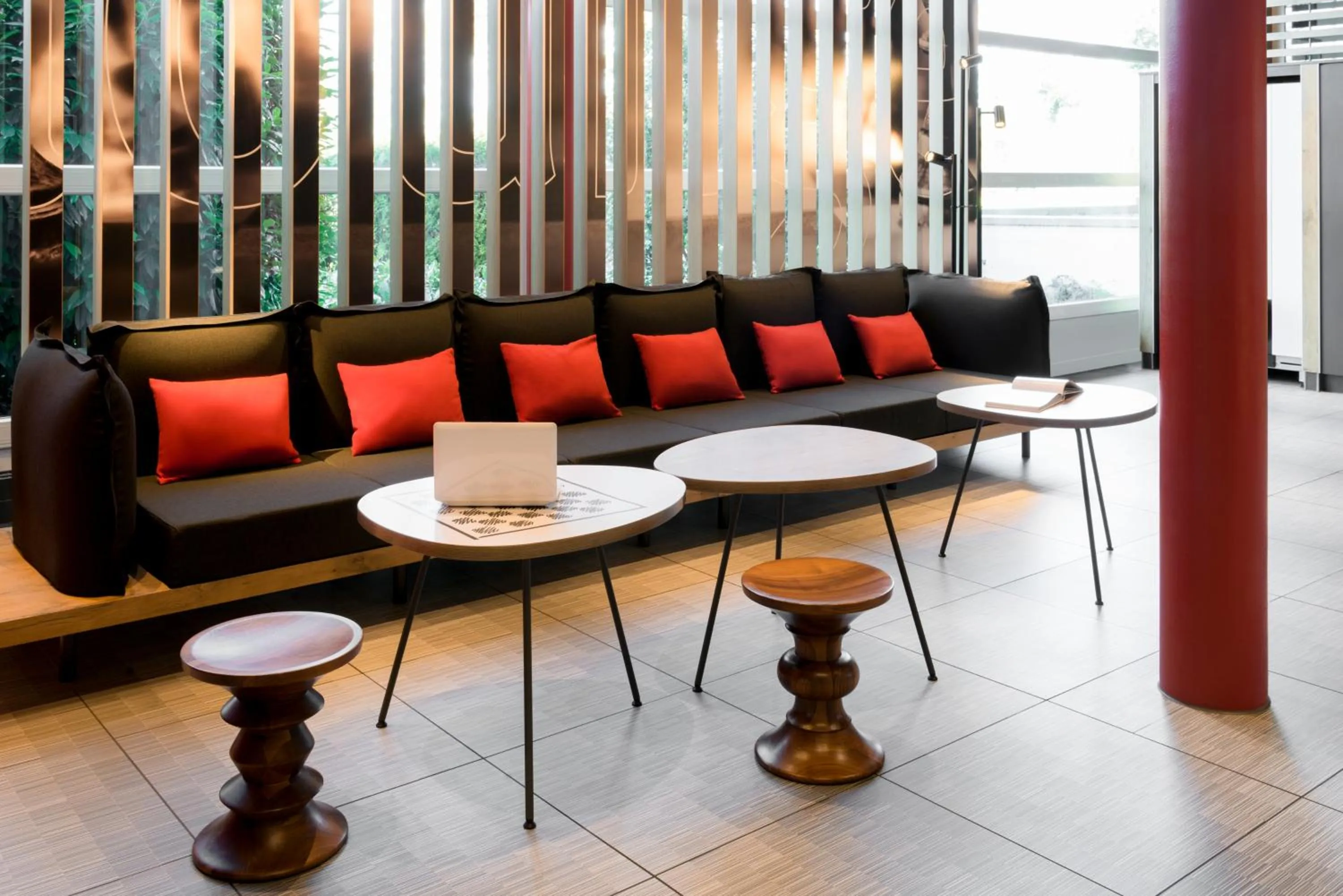 Lobby or reception in ibis Genève Aéroport