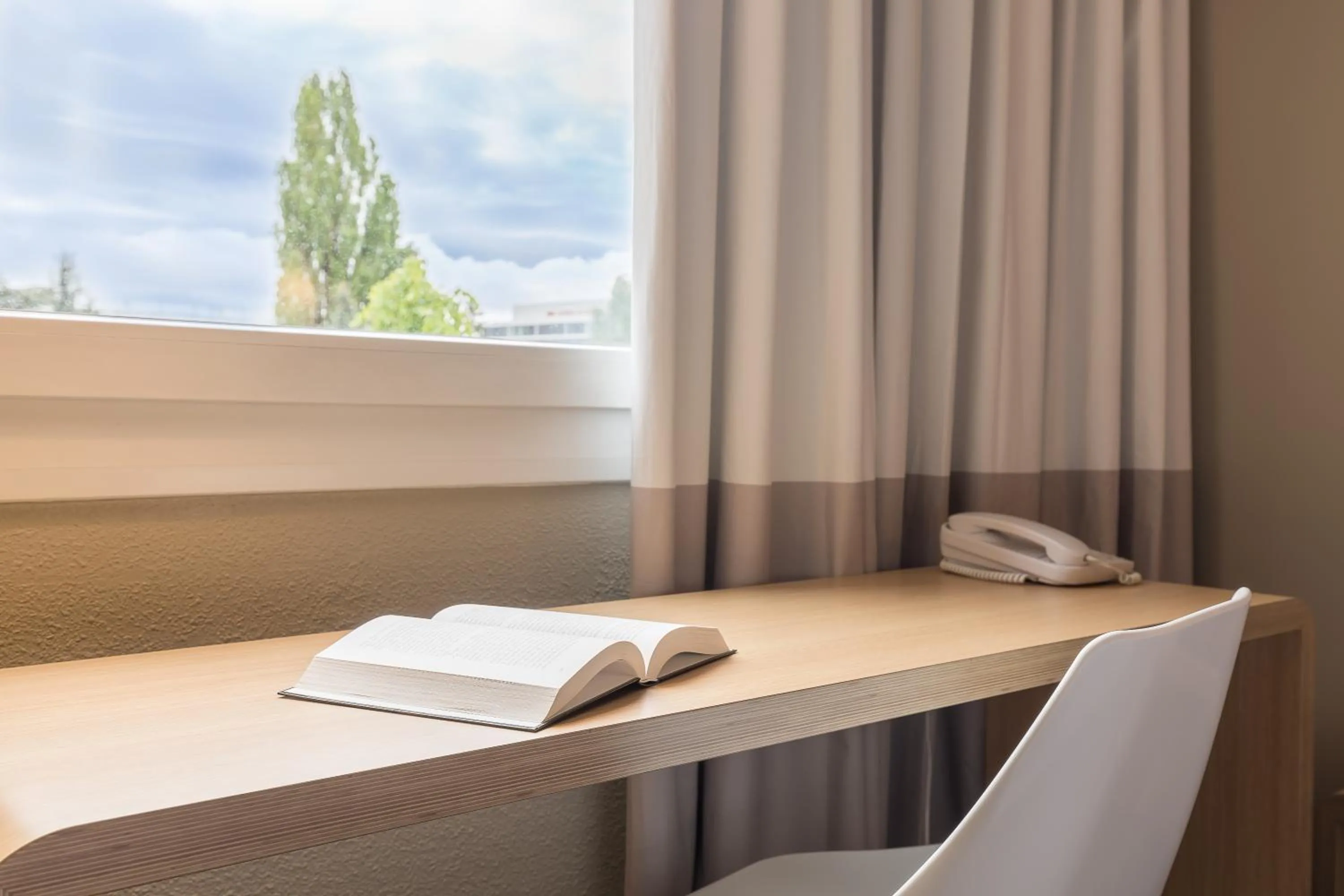 Bedroom in ibis Genève Aéroport