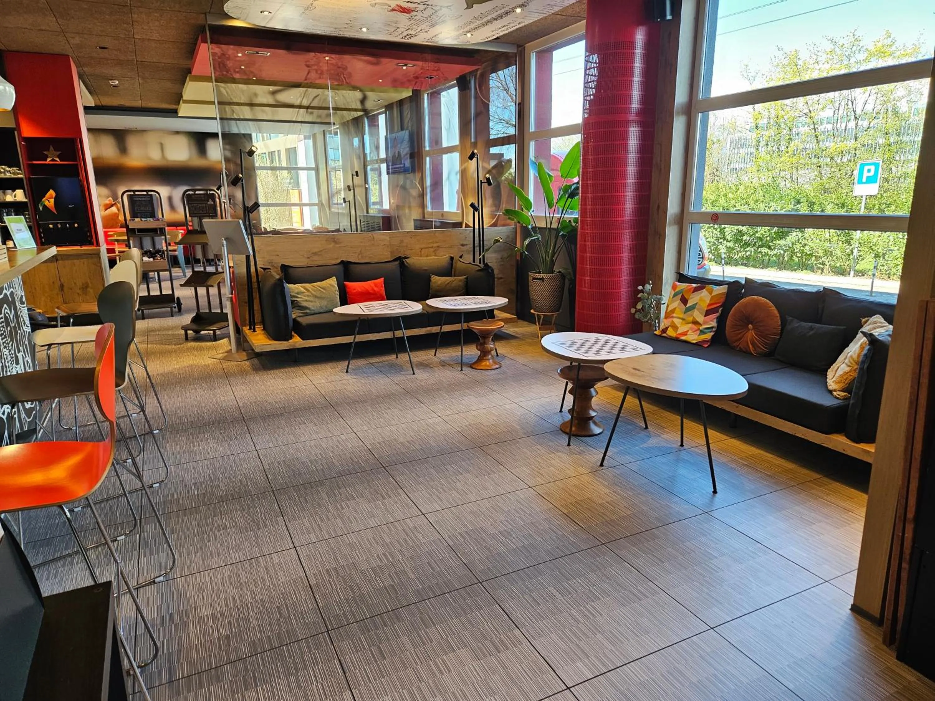 Seating area in ibis Genève Aéroport