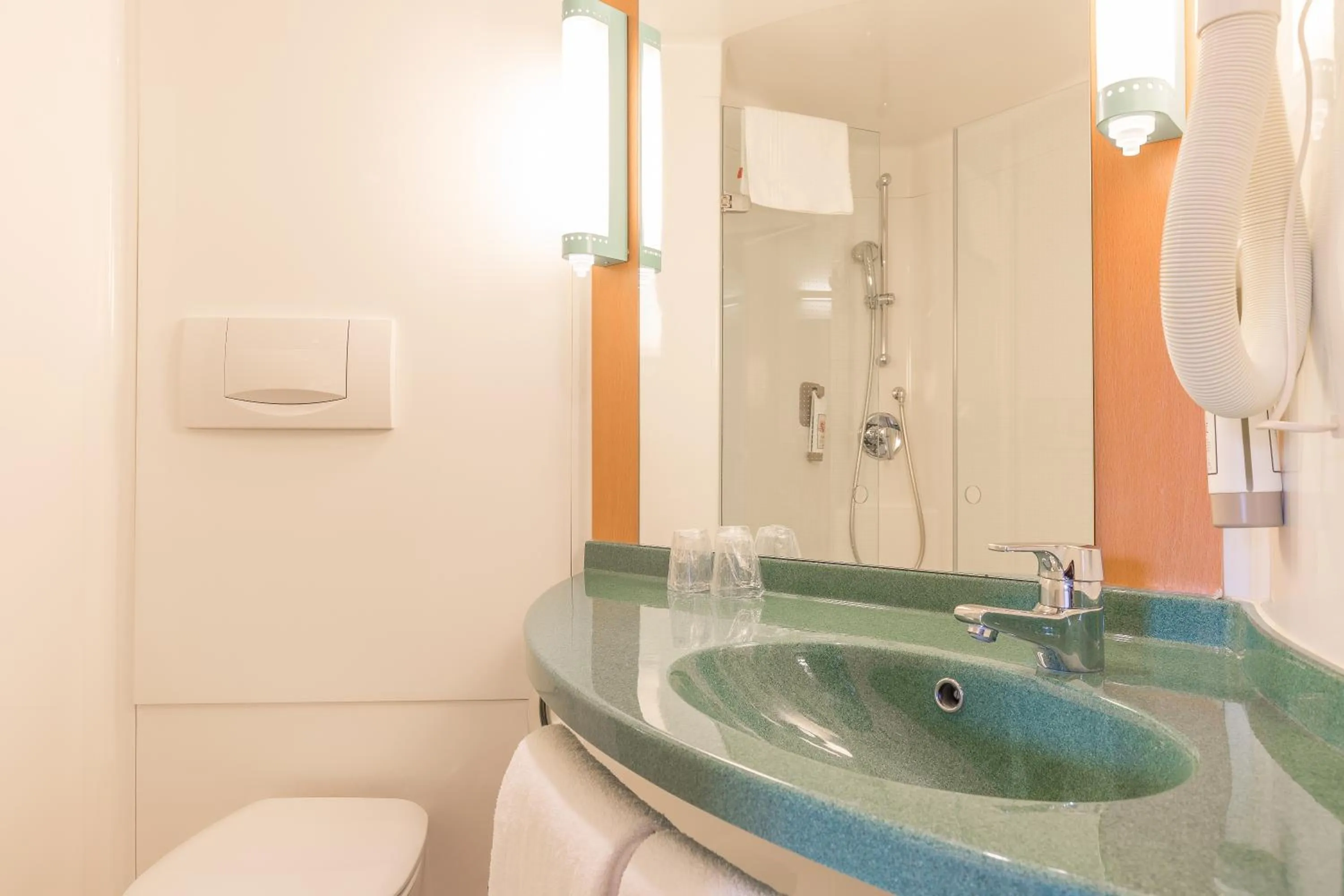 Bathroom in ibis Genève Aéroport