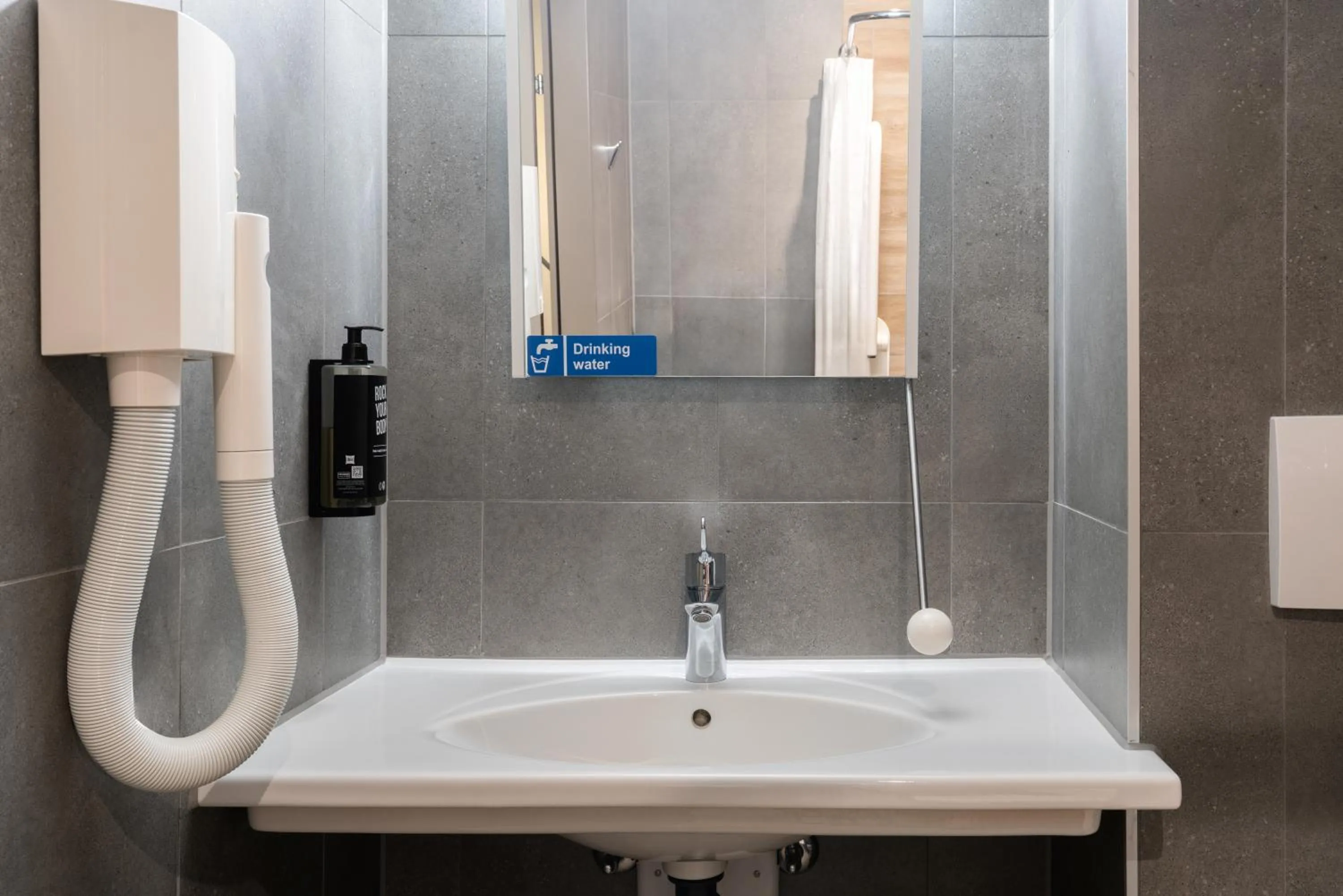 Bathroom in ibis Genève Aéroport