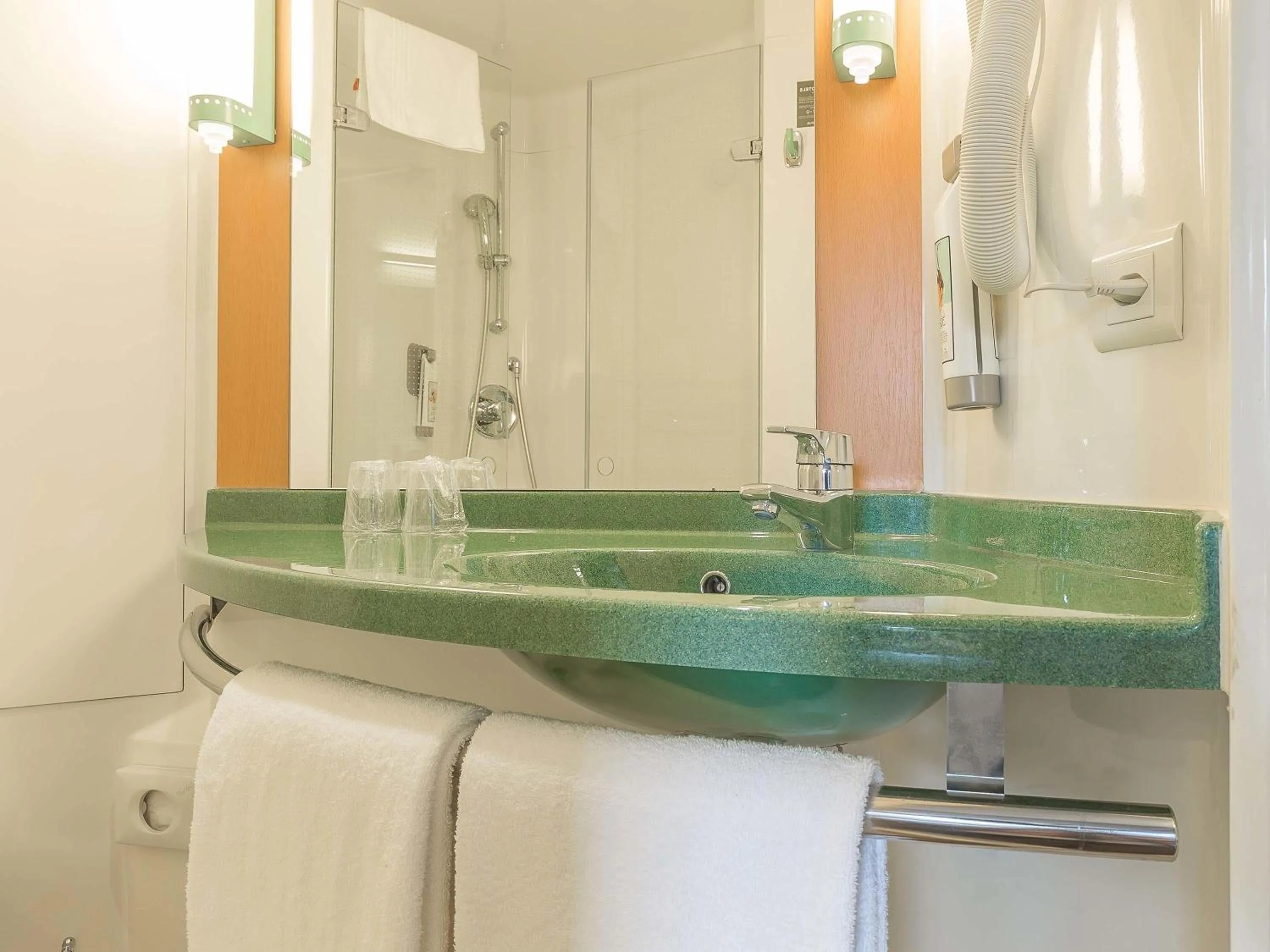 Bedroom in ibis Genève Aéroport