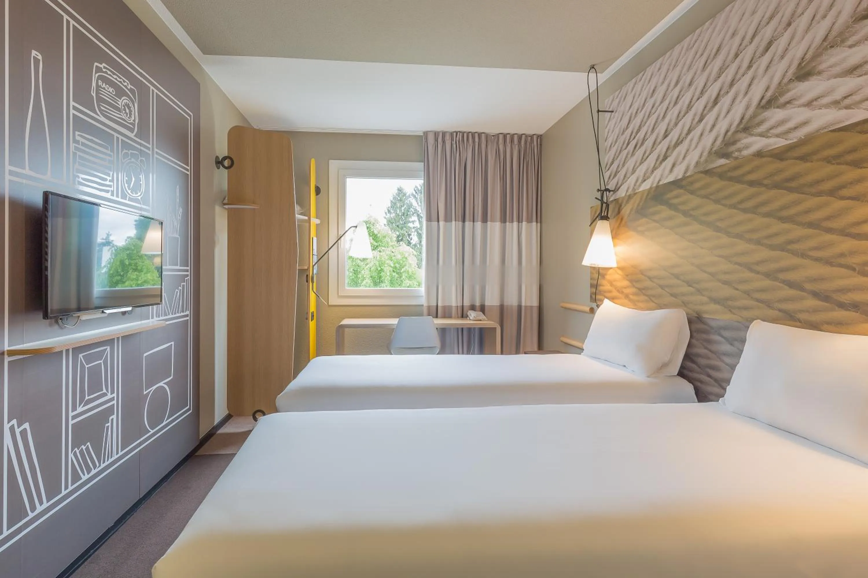 Bed in ibis Genève Aéroport