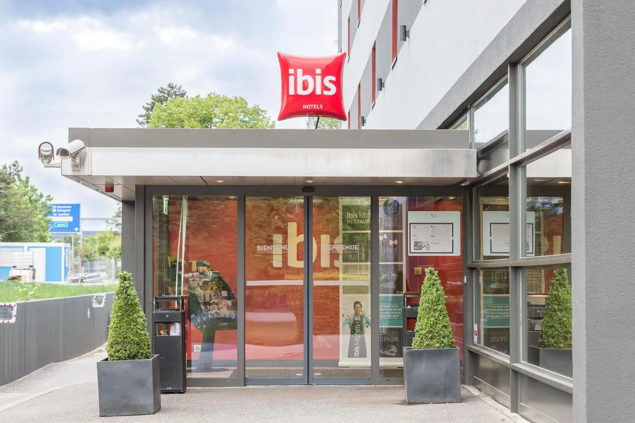 Facade/entrance in ibis Genève Aéroport