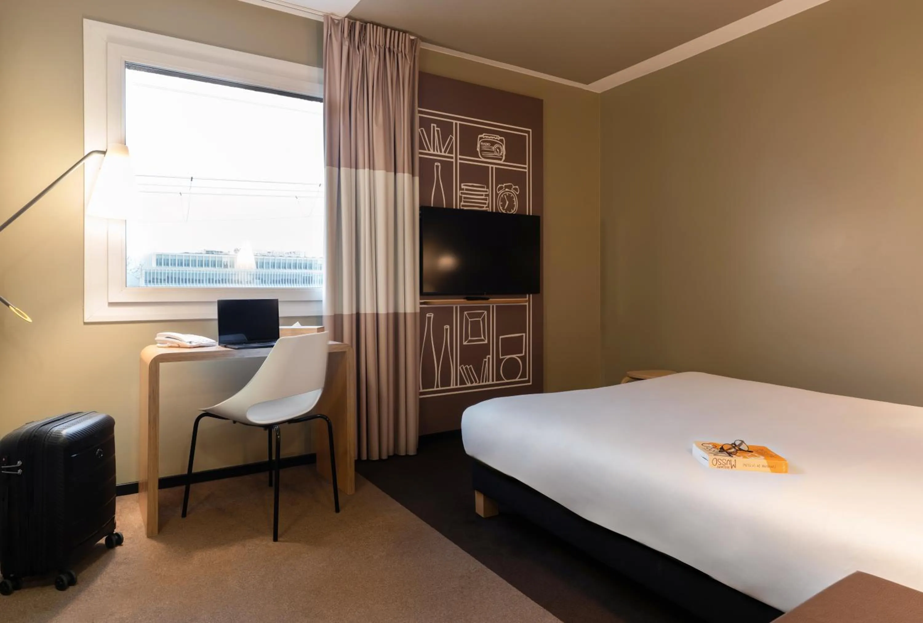 Photo of the whole room, Bed in ibis Genève Aéroport