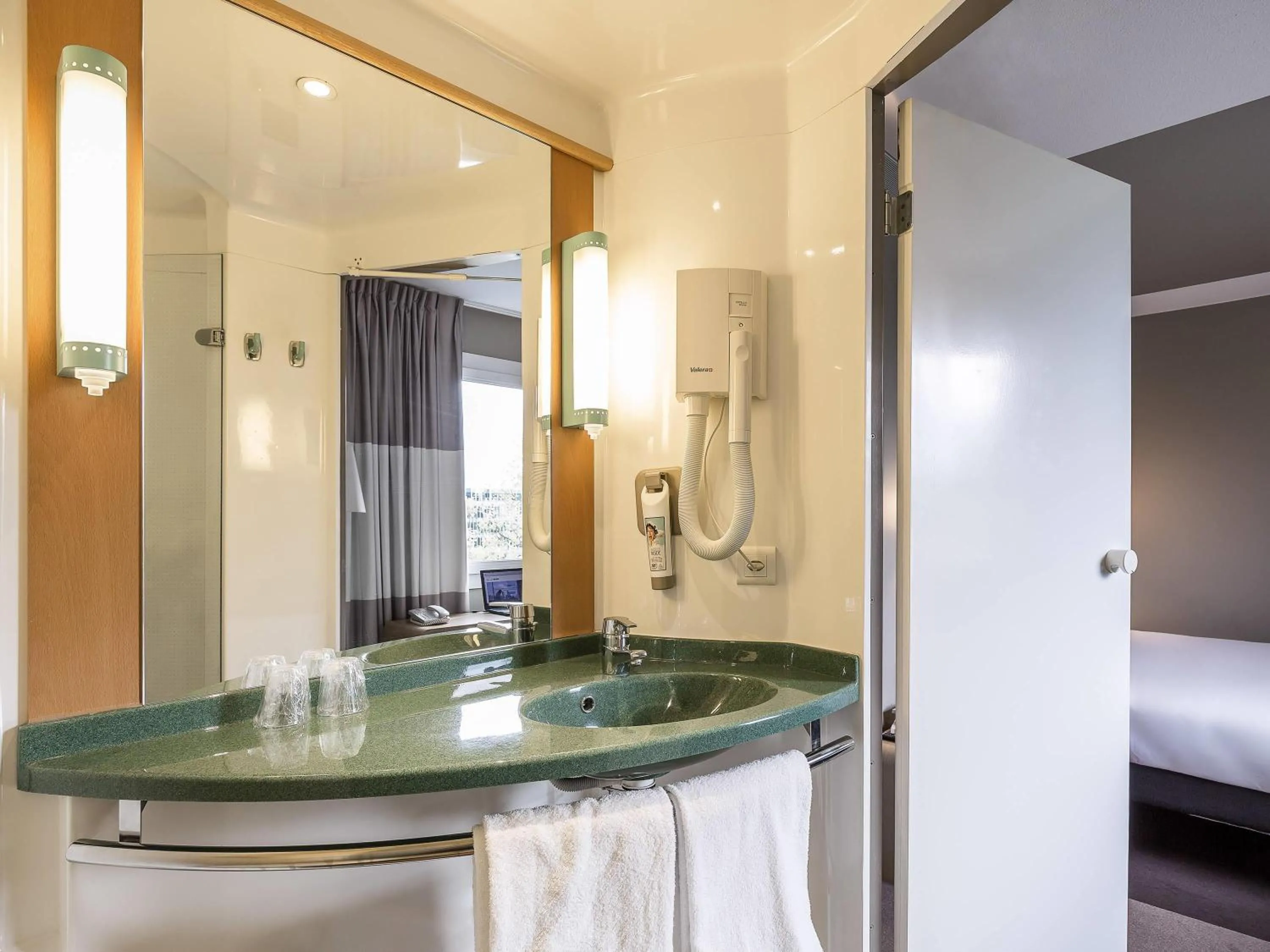 Bedroom, Bed in ibis Genève Aéroport