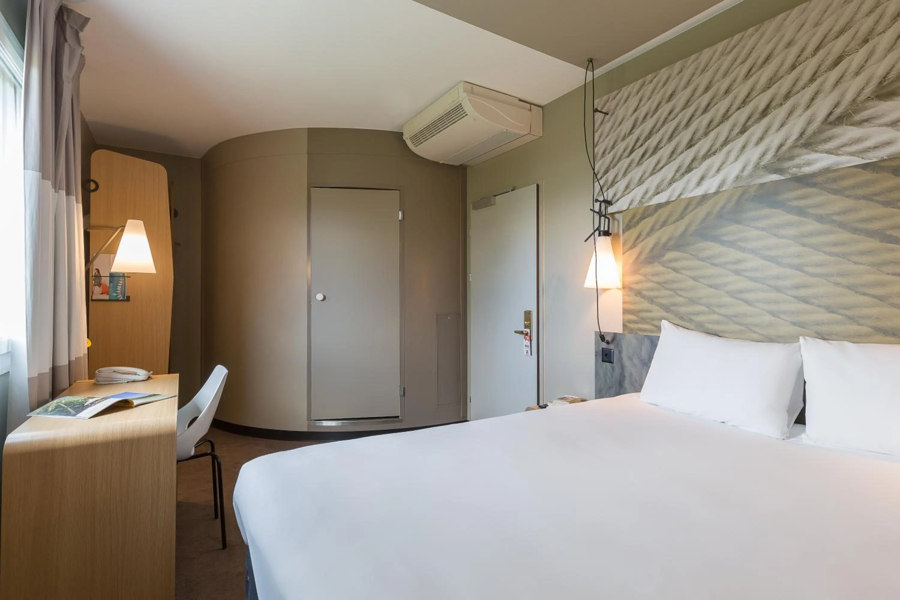 Bedroom, Bed in ibis Genève Aéroport