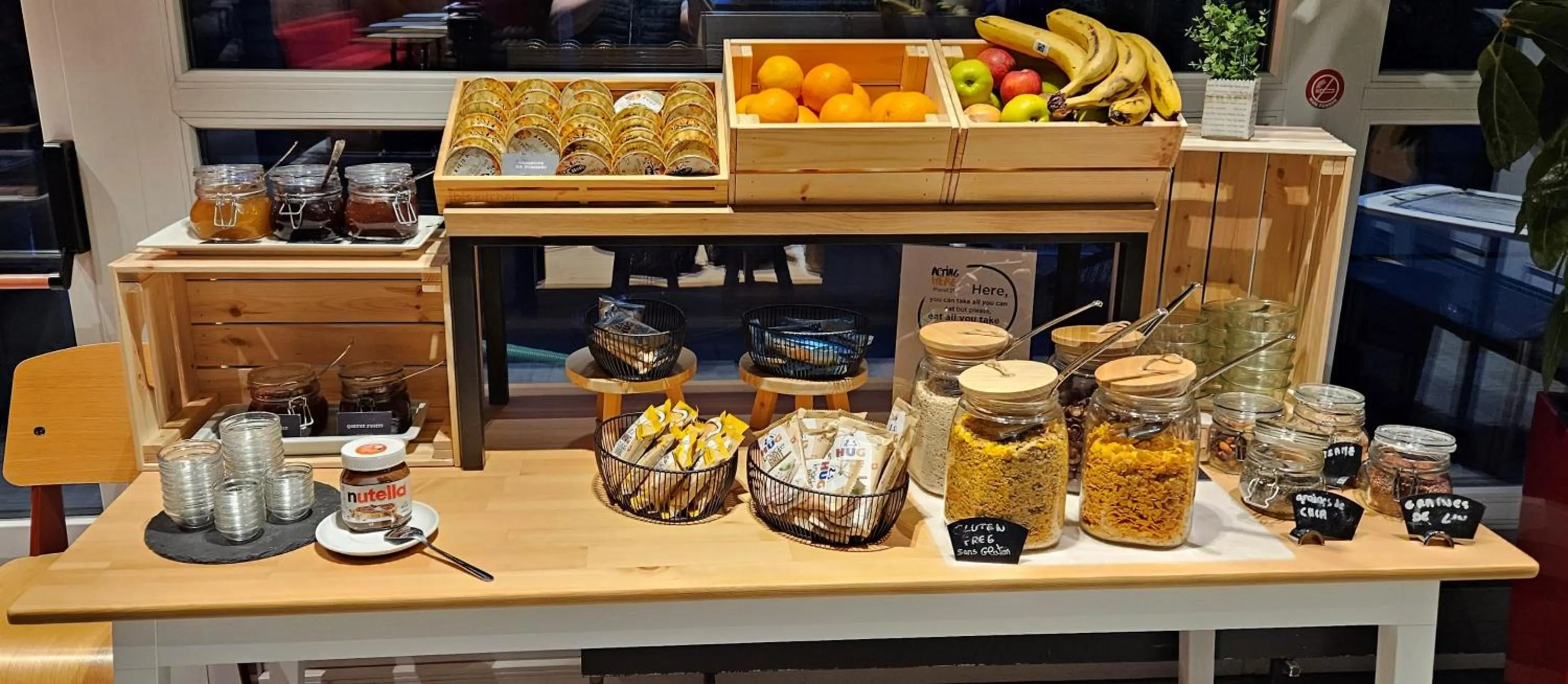 Buffet breakfast in ibis Genève Aéroport