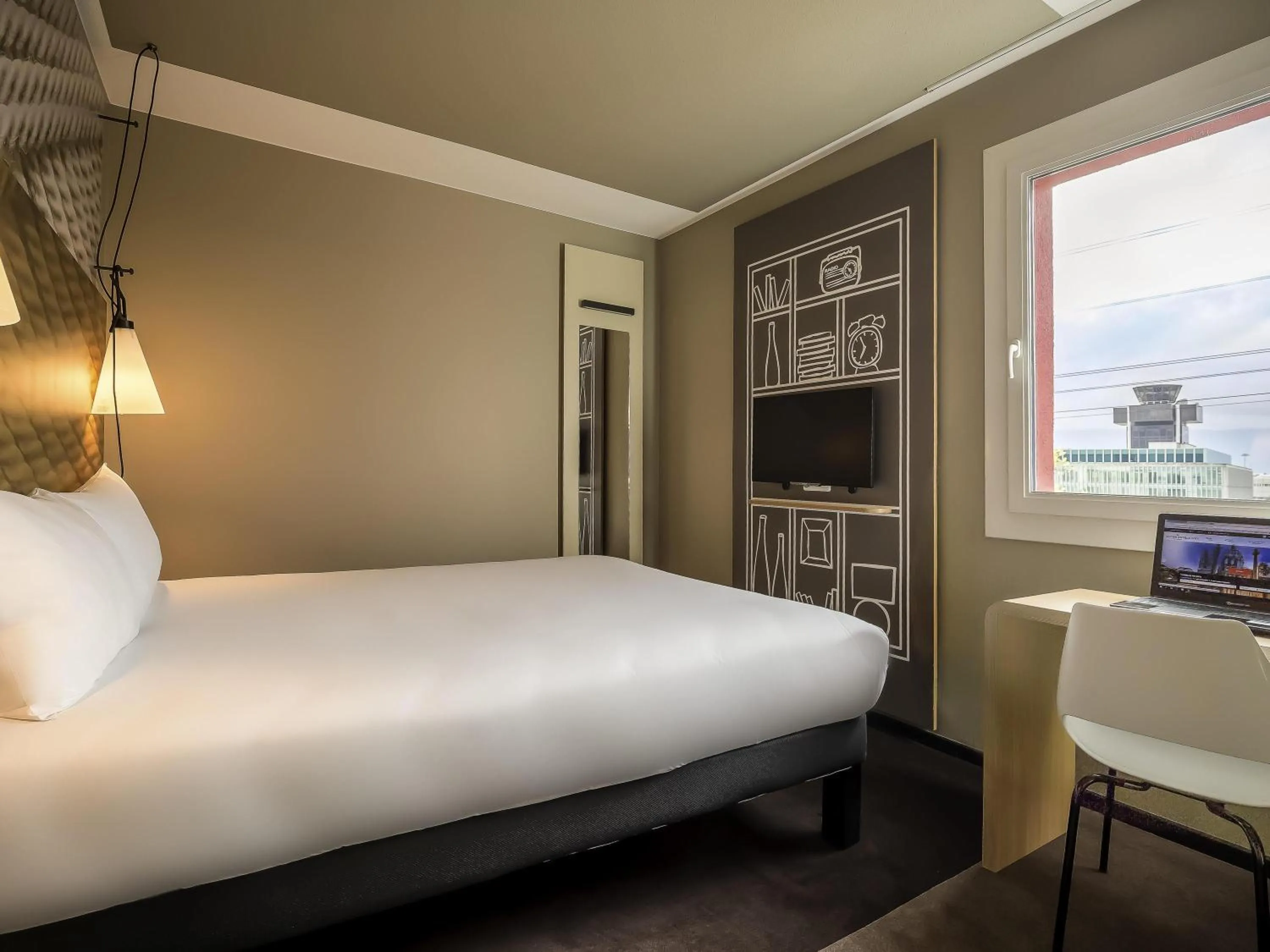 Bedroom, Bed in ibis Genève Aéroport