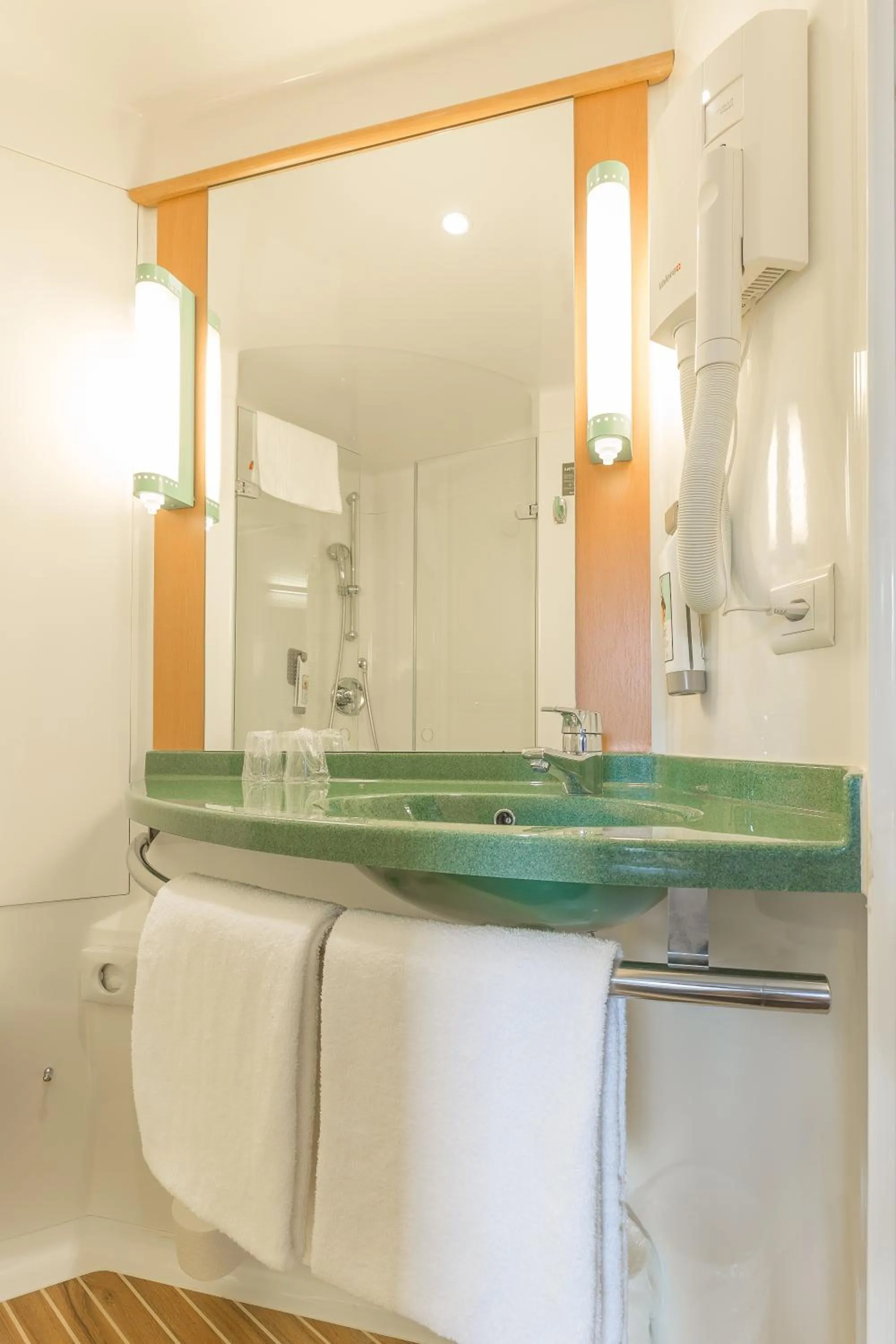 Bathroom in ibis Genève Aéroport