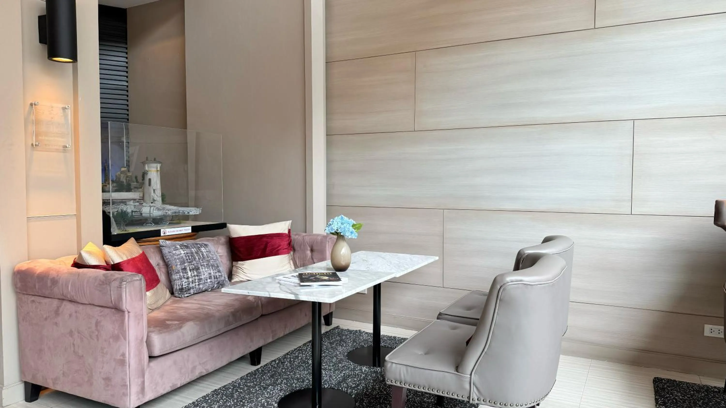 Communal lounge/ TV room in Civic Horizon Hotel & Residence