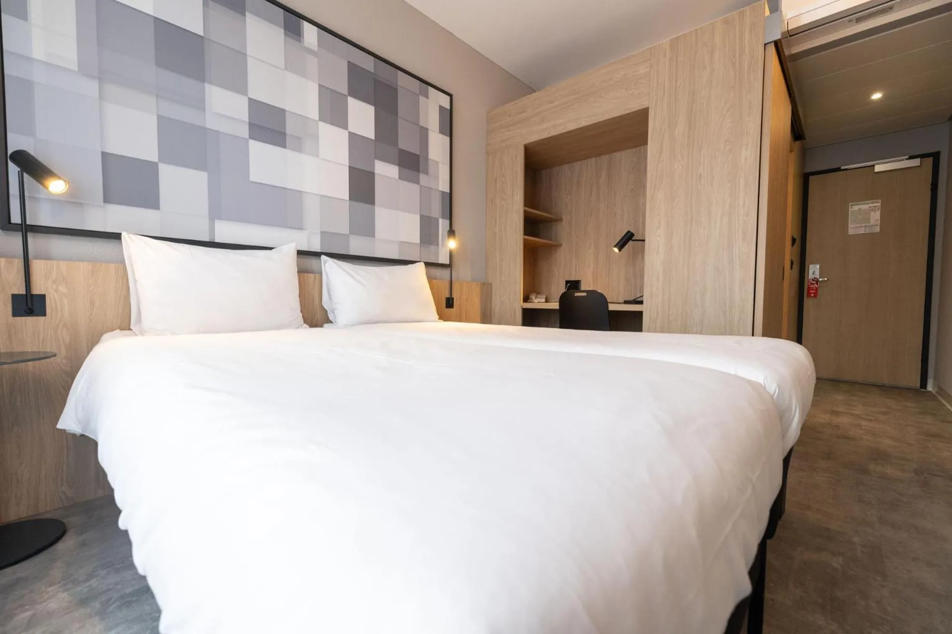 Bedroom, Bed in ibis Chur