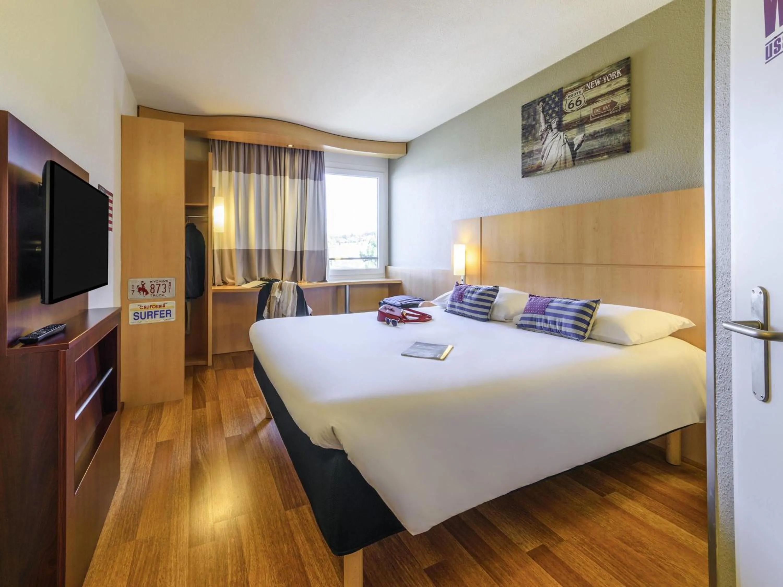 Bedroom, Bed in ibis Lausanne Crissier