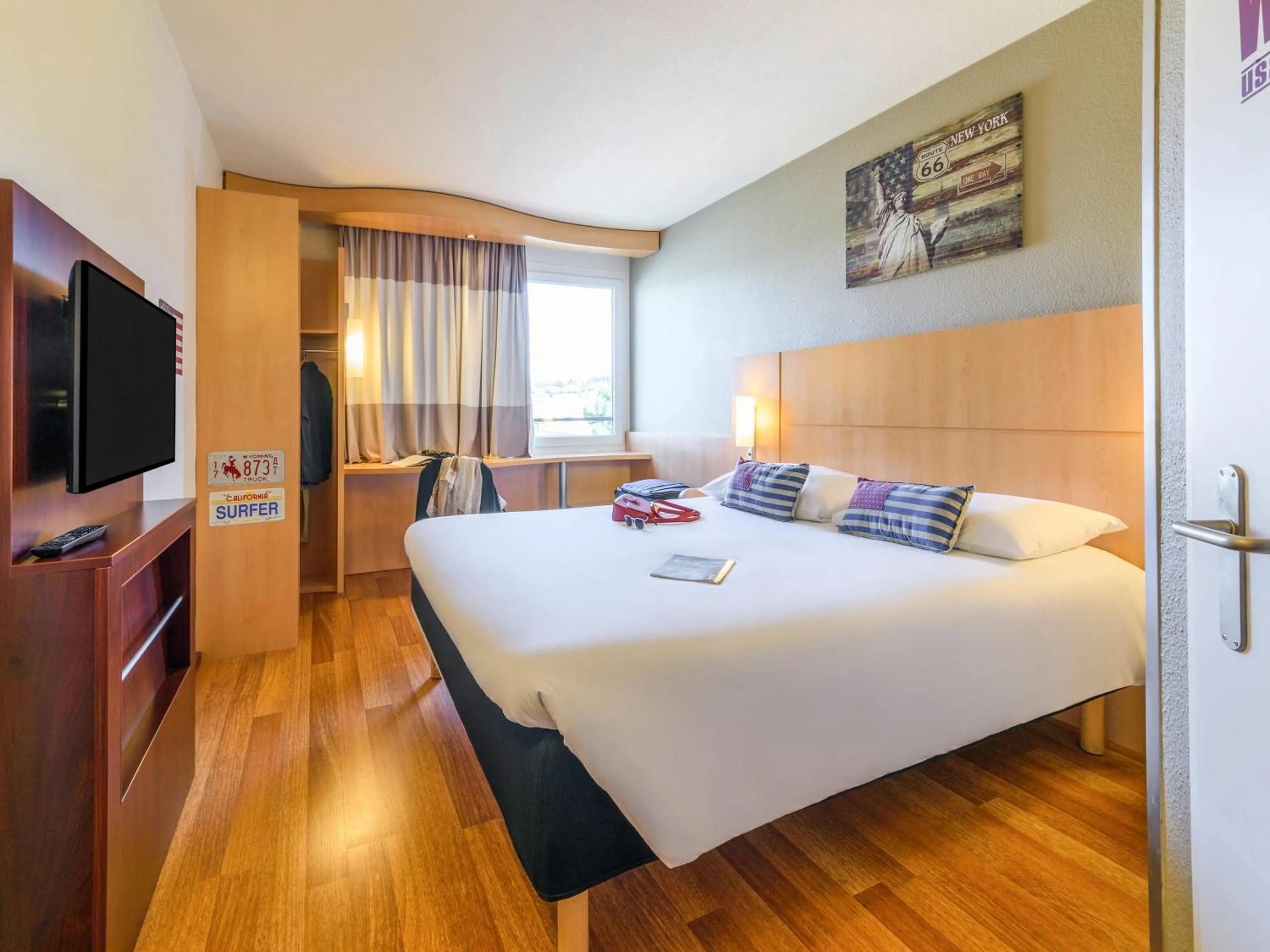 Property building, Bed in ibis Lausanne Crissier