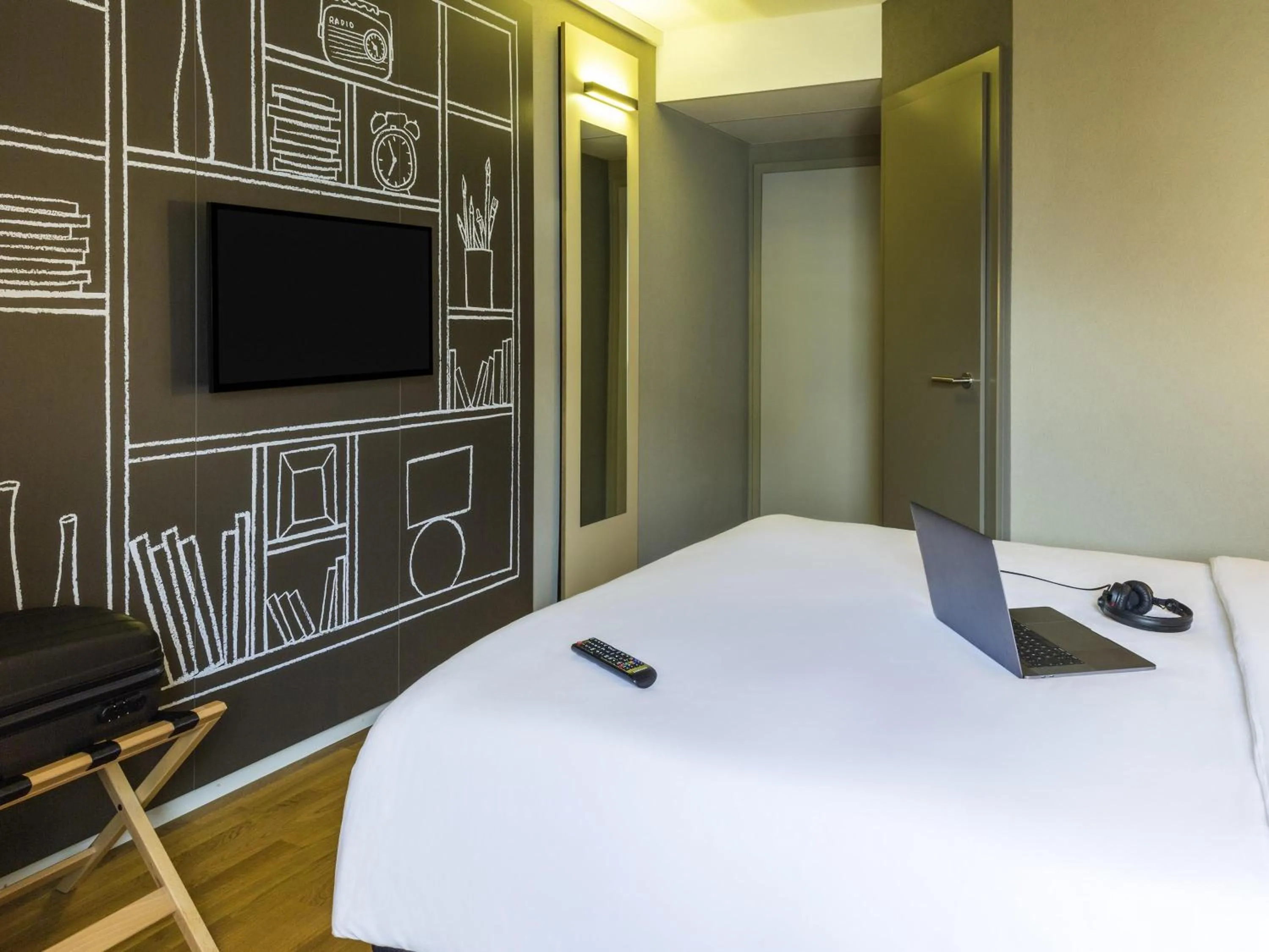 Bedroom, Bed in Ibis Sion