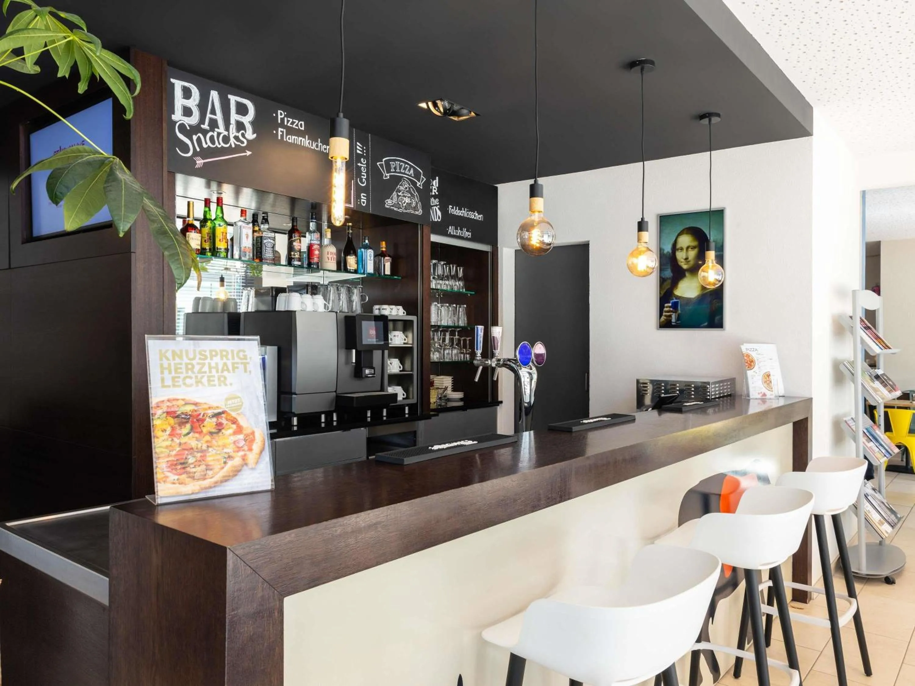 Lounge or bar in ibis Basel Bahnhof