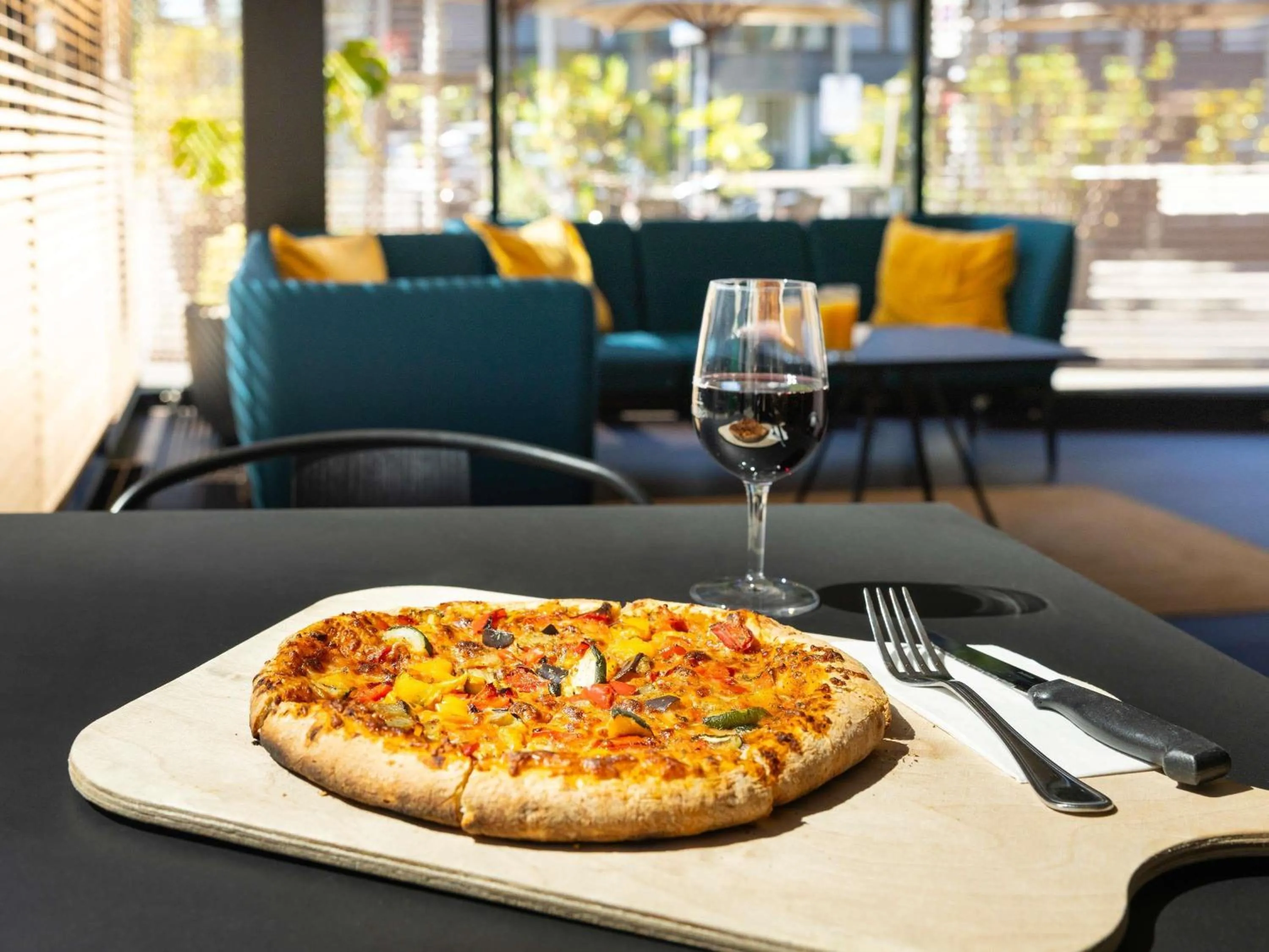 Lounge or bar in ibis Basel Bahnhof