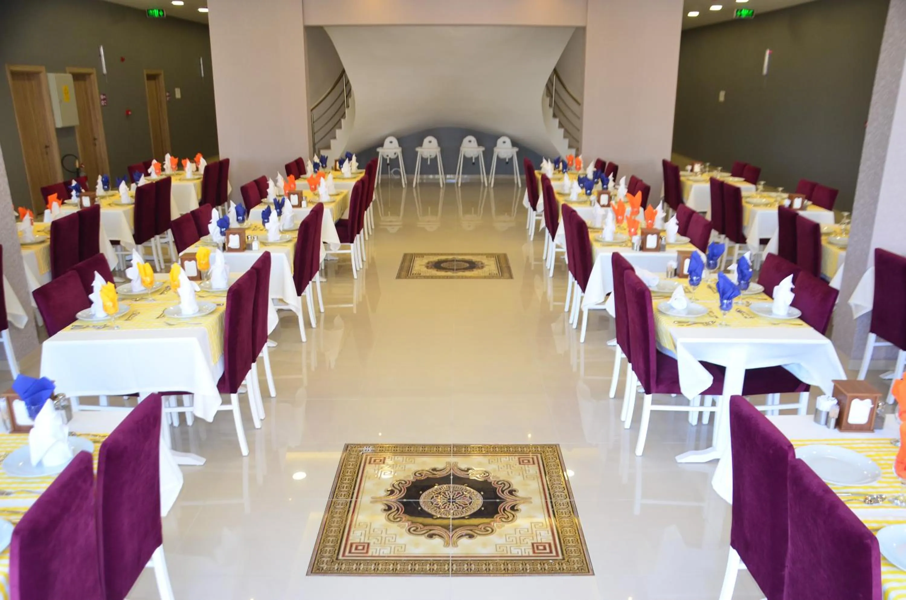 Restaurant/places to eat in Elisa Hotel