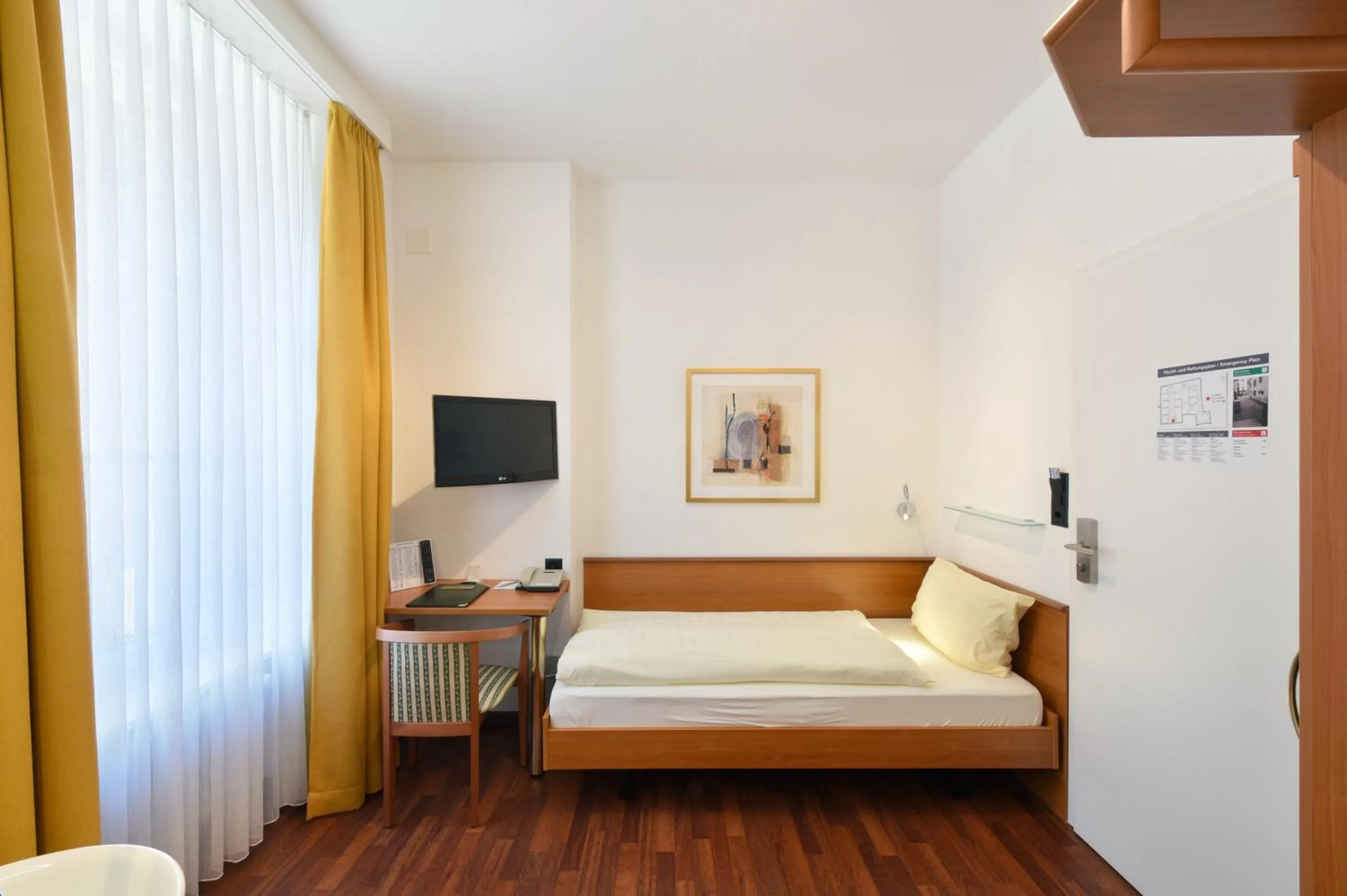 Photo of the whole room, Bed in Hotel Engel