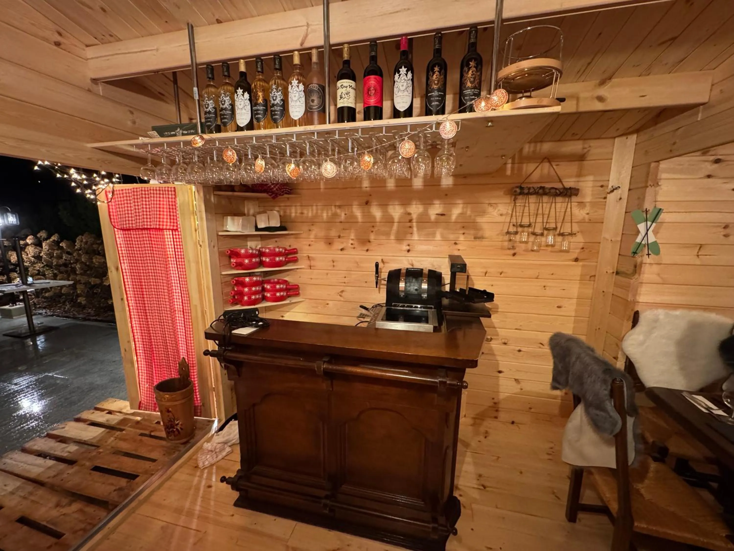 Restaurant/places to eat in Nash Airport Hotel