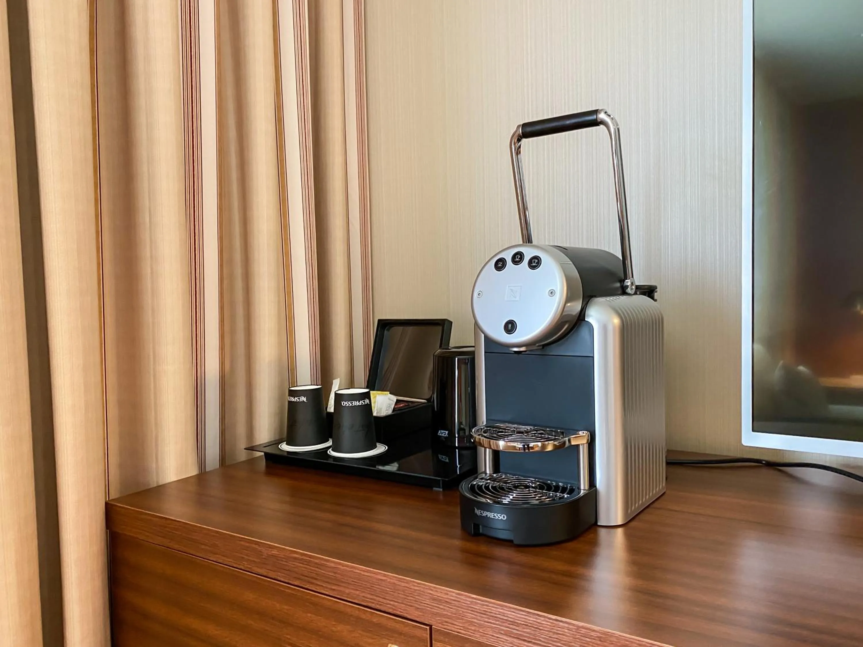 Coffee/tea facilities in Nash Airport Hotel