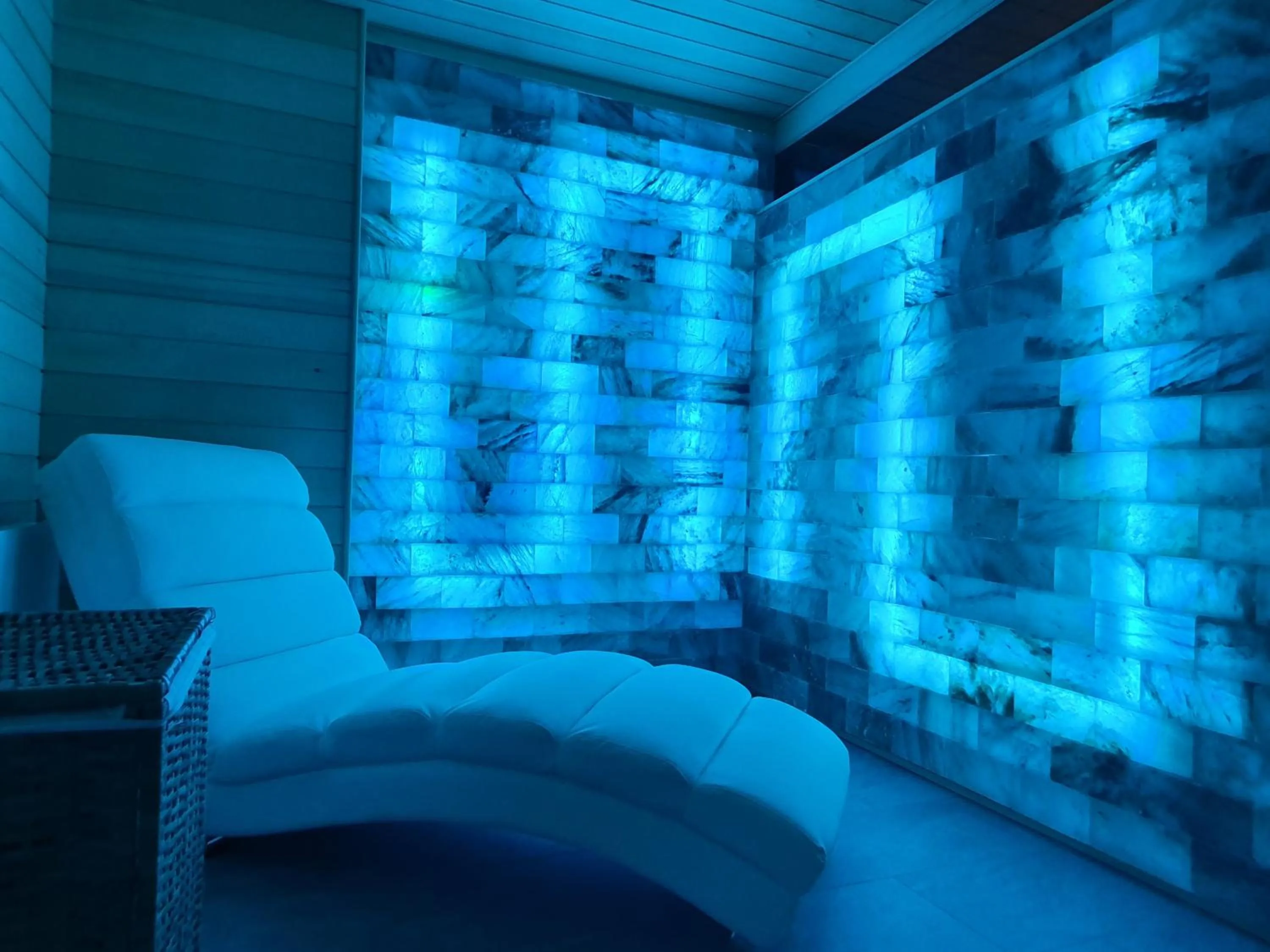 Property building in Nash Airport Hotel