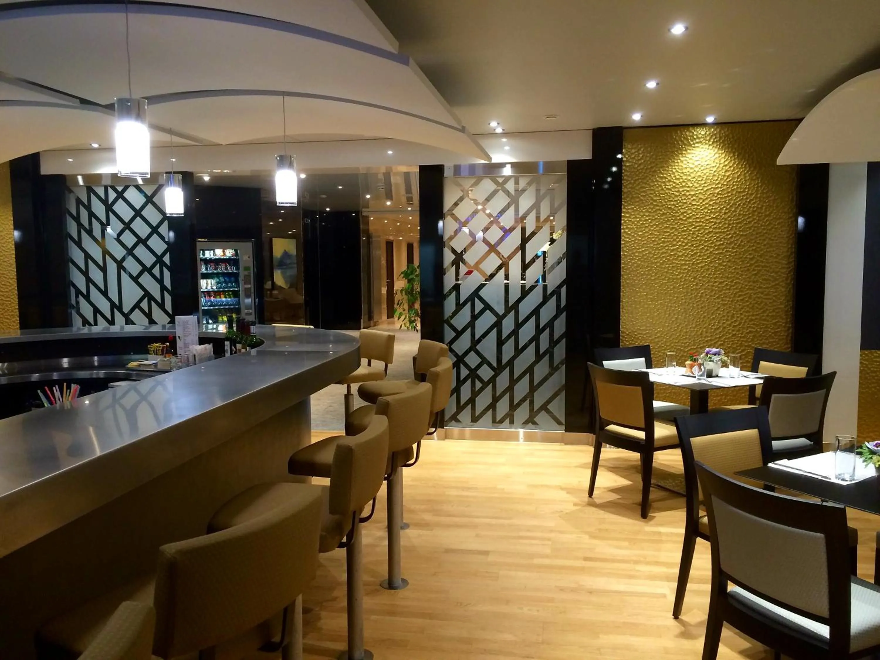 Restaurant/places to eat in Nash Airport Hotel