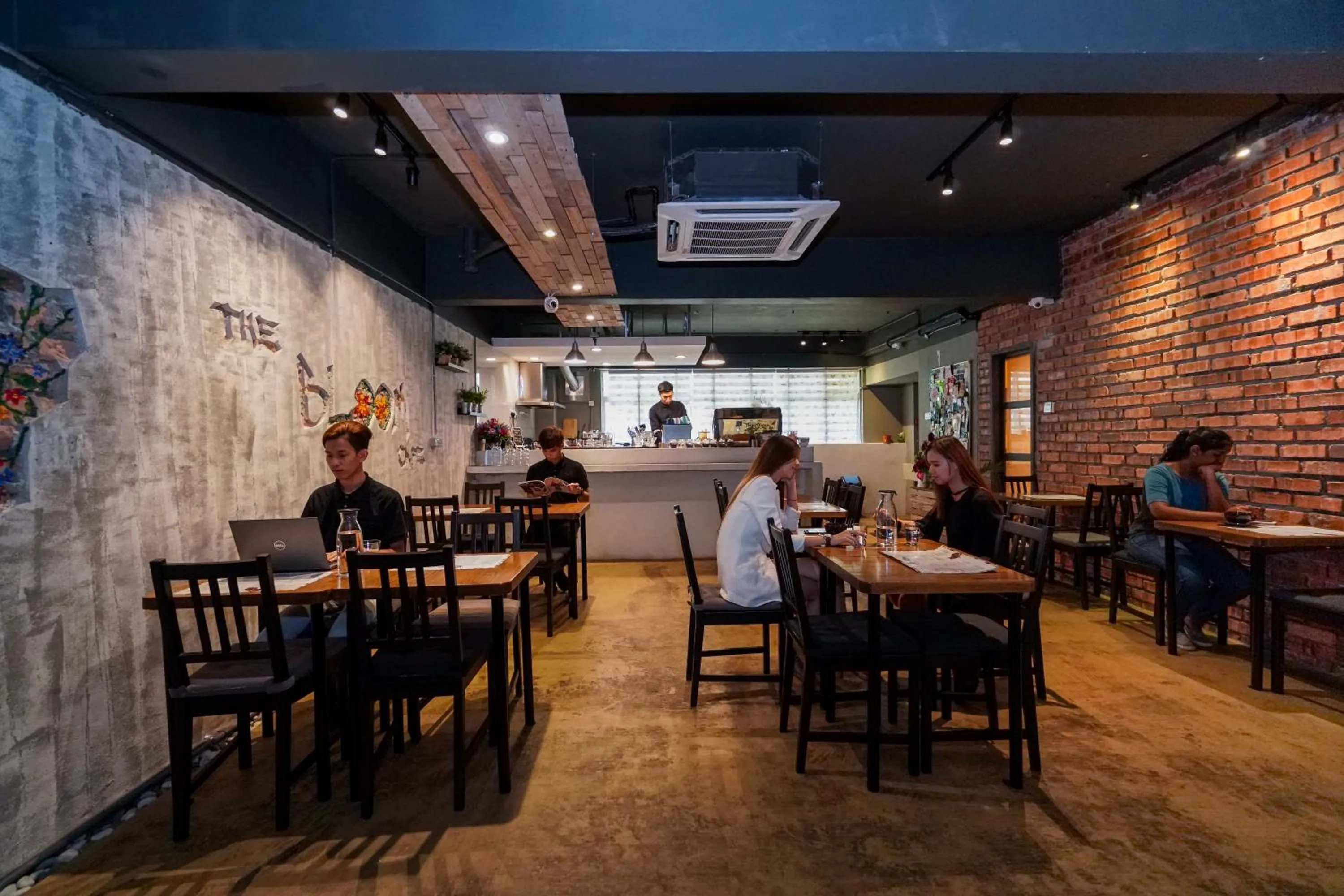 Restaurant/places to eat in Bloommaze Boutique Hotel Puchong