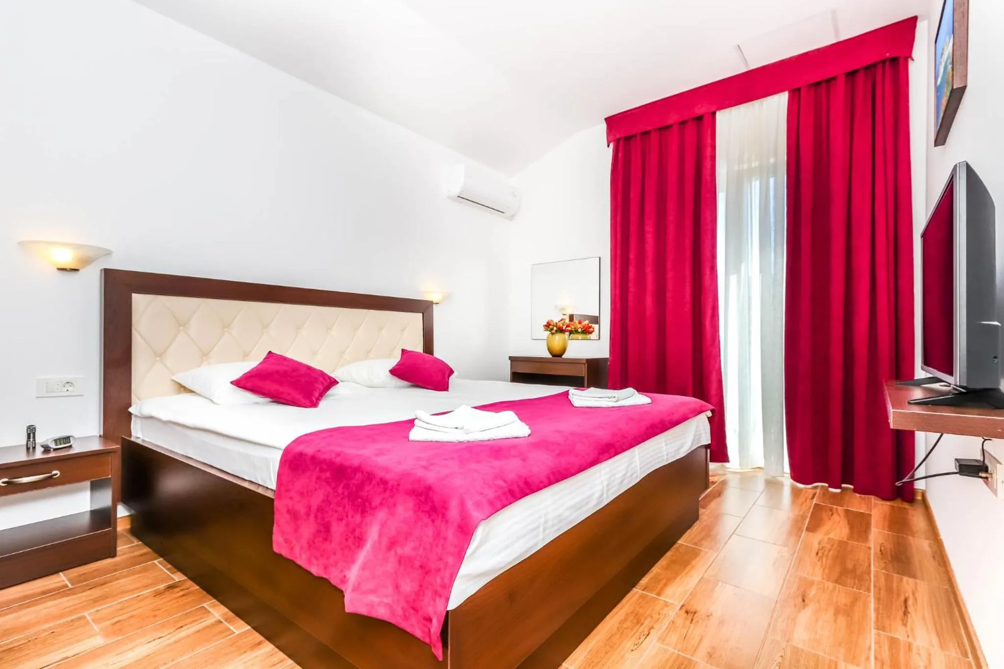 Bedroom, Bed in Aqua Breeze Apartments
