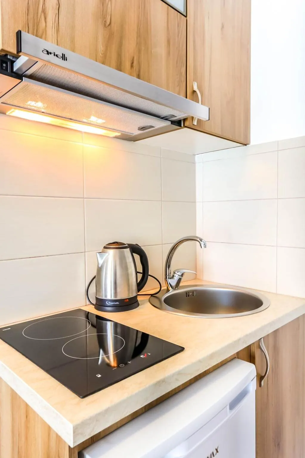 Kitchen or kitchenette in Aqua Breeze Apartments