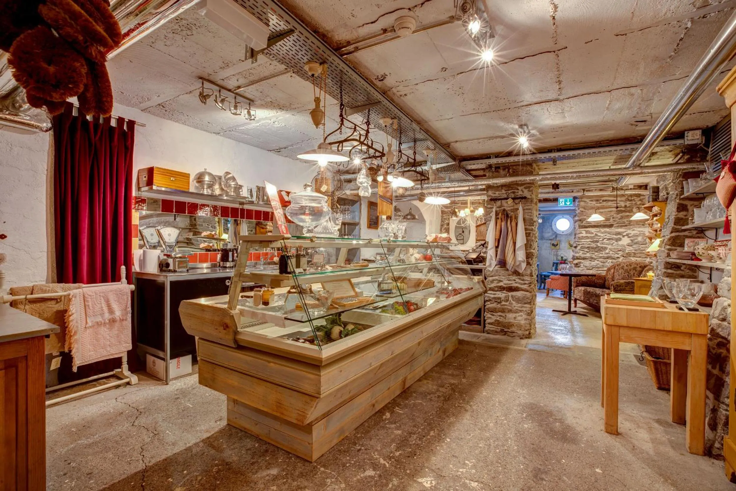 On-site shops in Hotel Regina