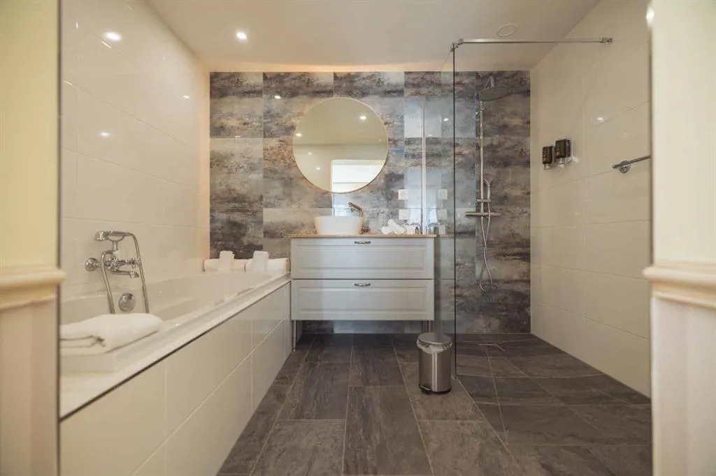 Shower in Hotel Regina