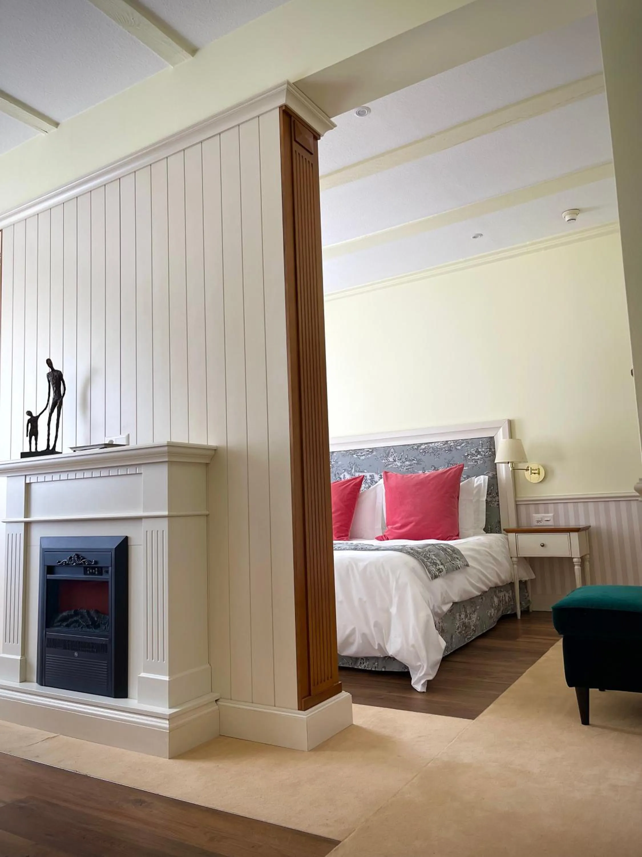 Seating area, Bed in Hotel Regina