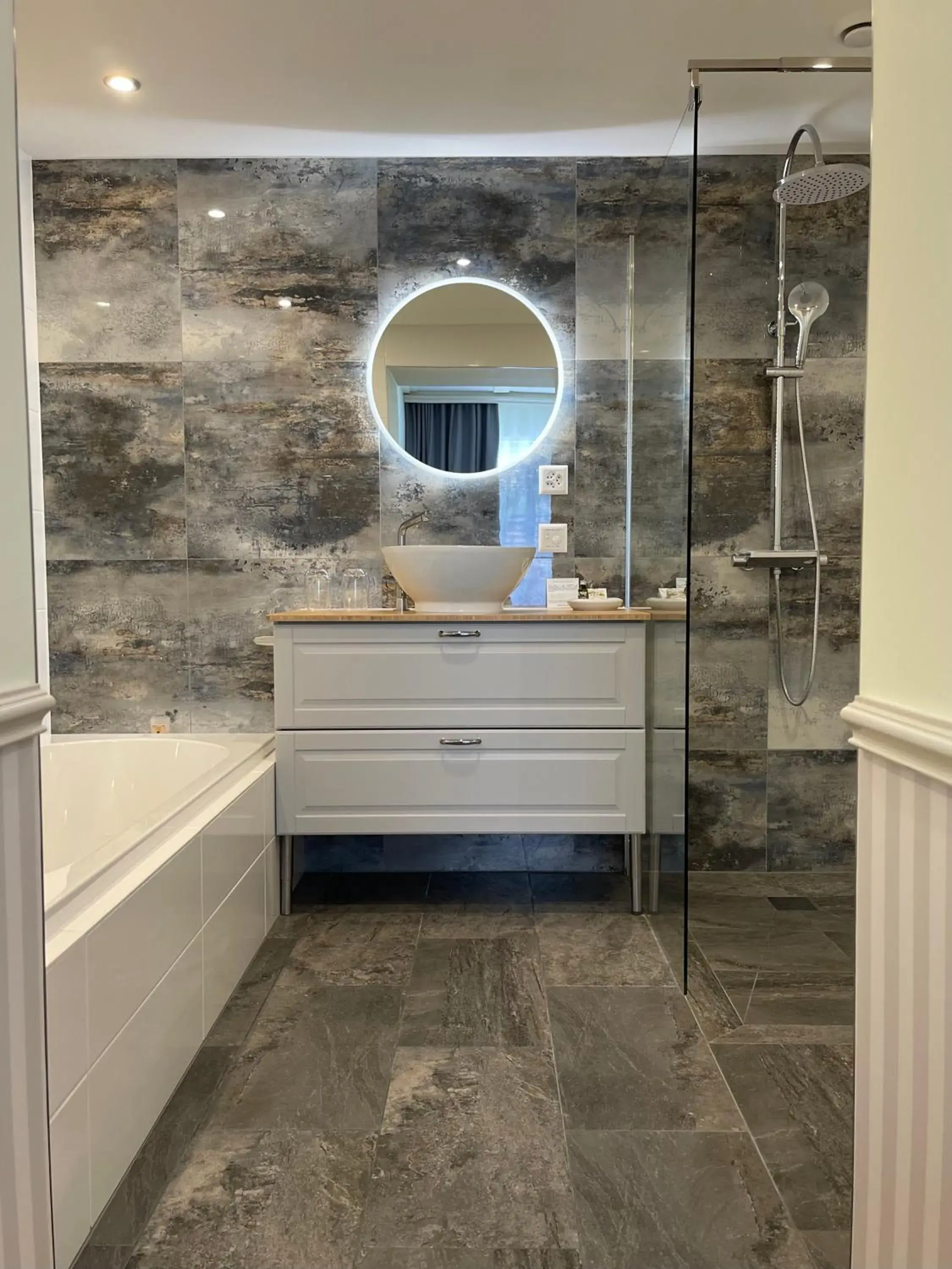 Family Suite with Balcony in Hotel Regina Family Suite with Balcony in Hotel Regina