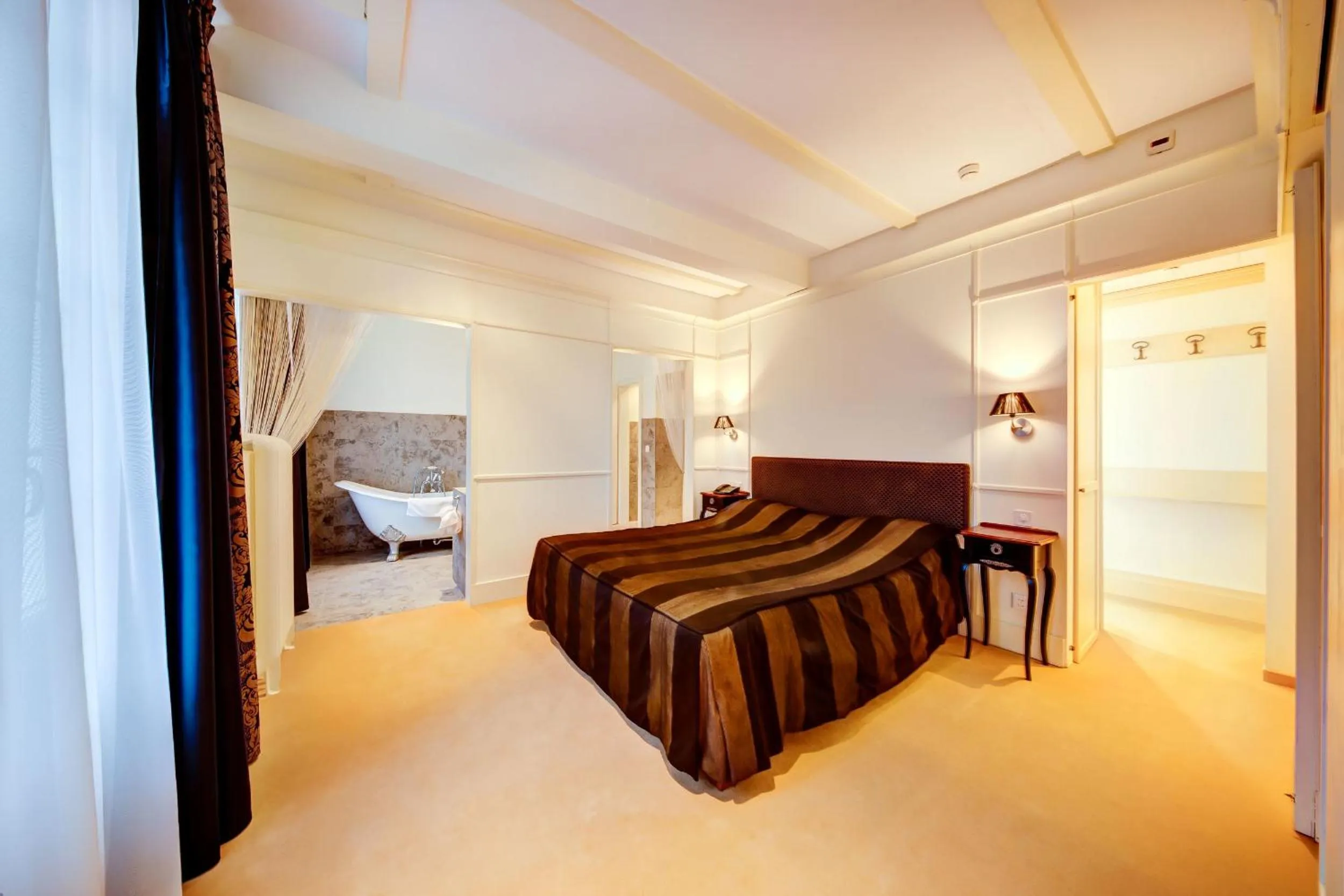 Bedroom, Bed in Hotel Regina