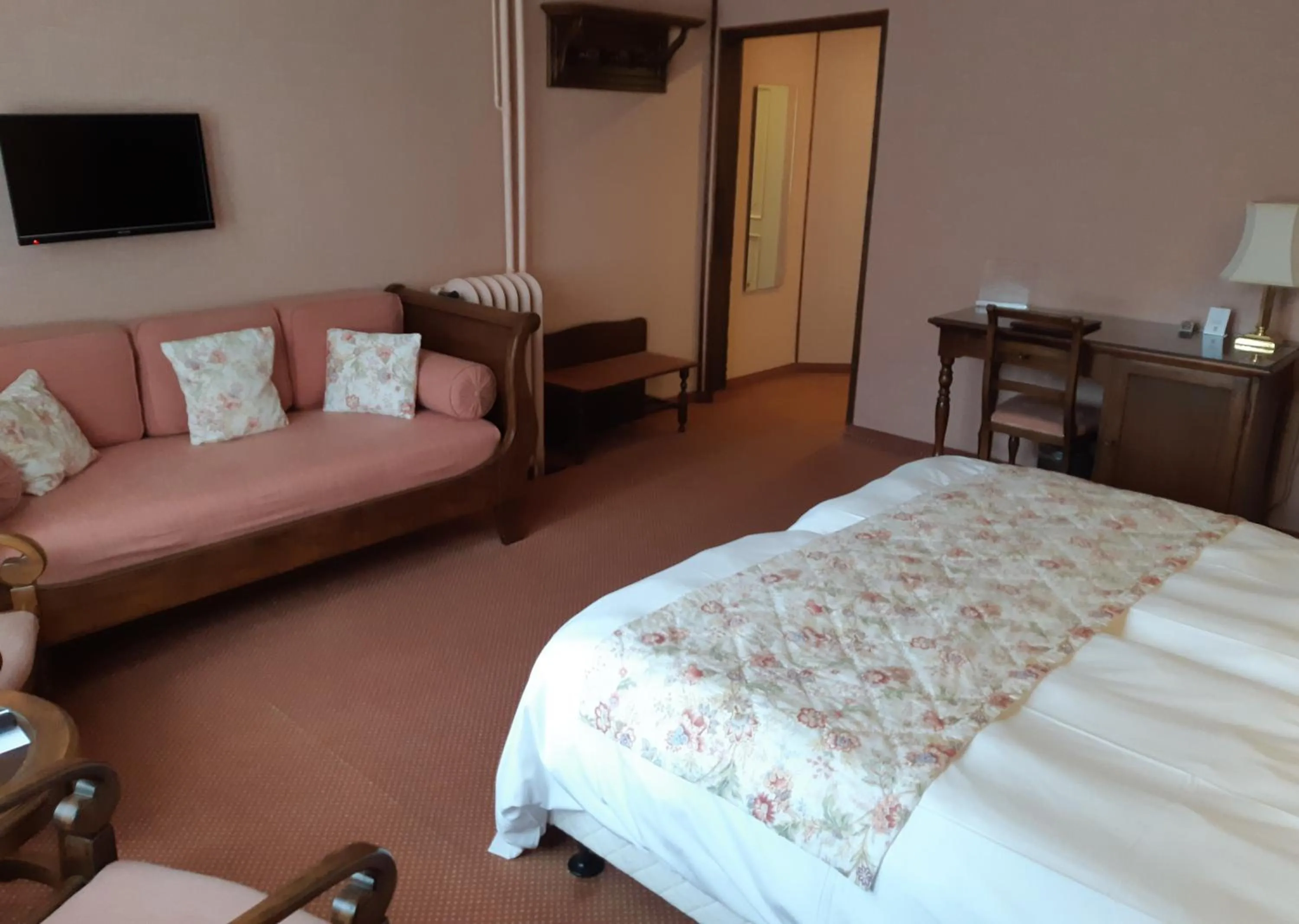 Photo of the whole room, Bed in Hotel Regina